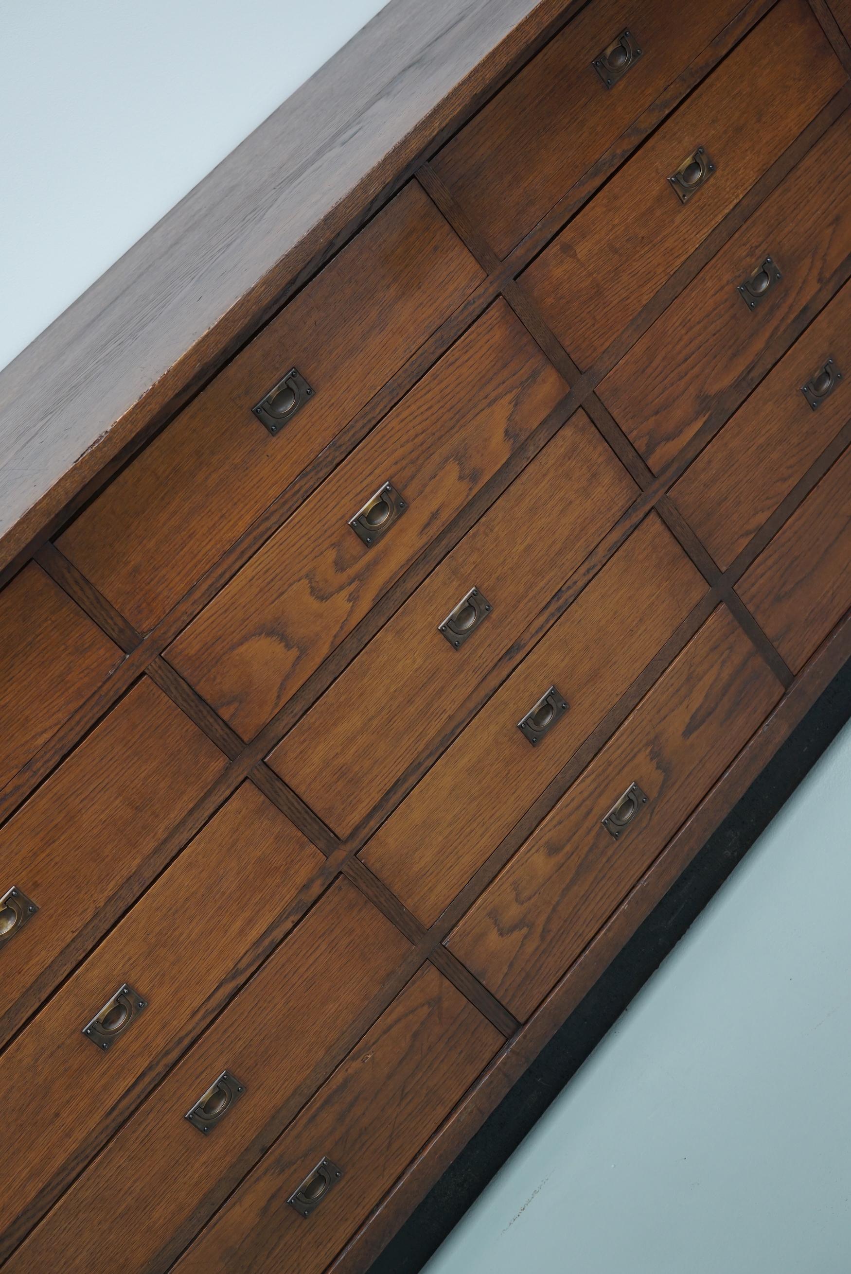 Grande armoire à pharmacie ou buffet en chêne hollandais Art Déco, années 1930 en vente 1