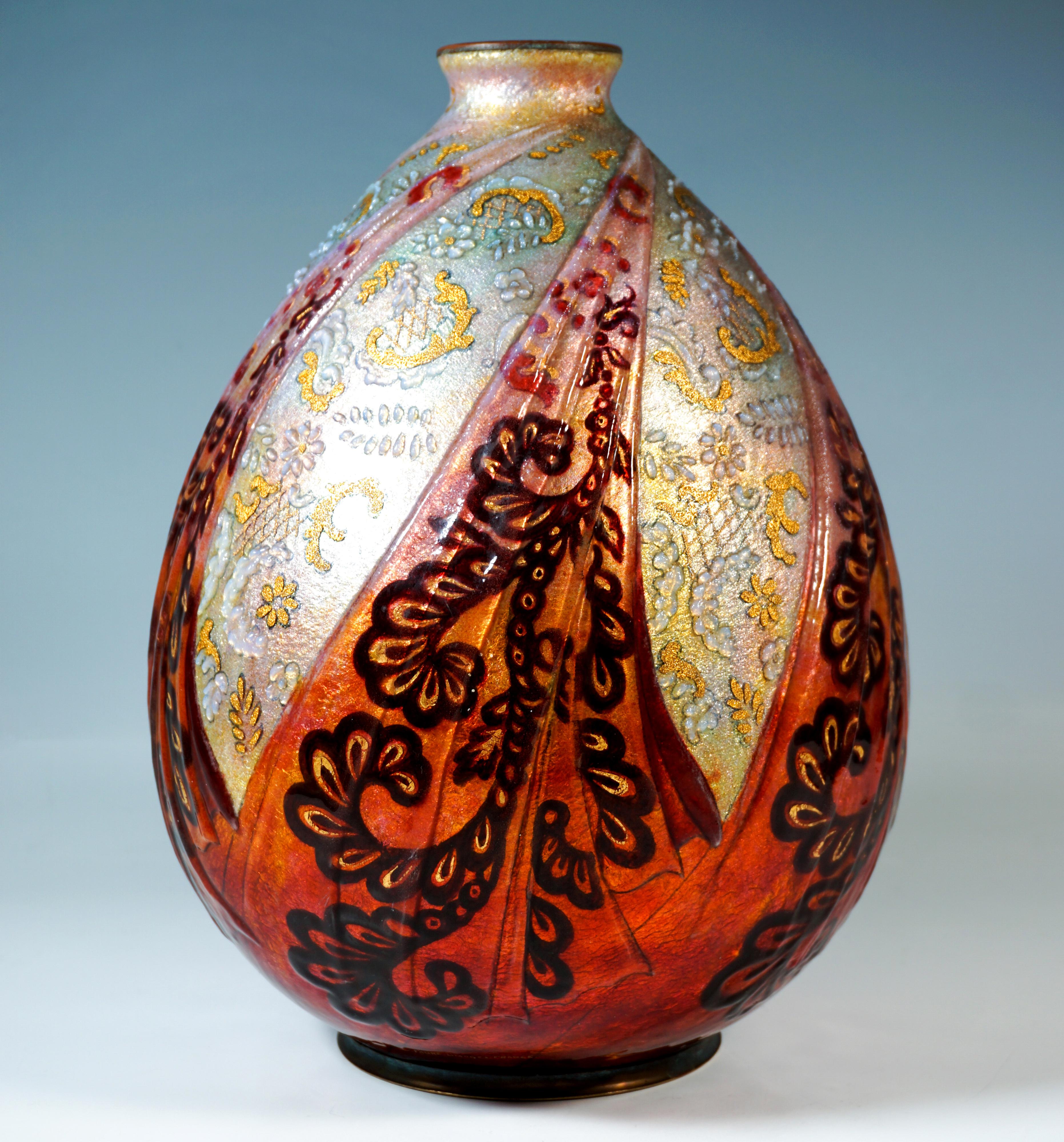 Großes, eiförmiges Kupfergefäß auf rundem, gerilltem Sockel mit kurzer, schmaler Halseinschnürung und ausgestelltem Rand, überzogen mit silbrig-rosafarbenem, irisierendem Email in Form von Spitzen und Rüschen in Weiß, teilweise mit Goldstaubglasur,