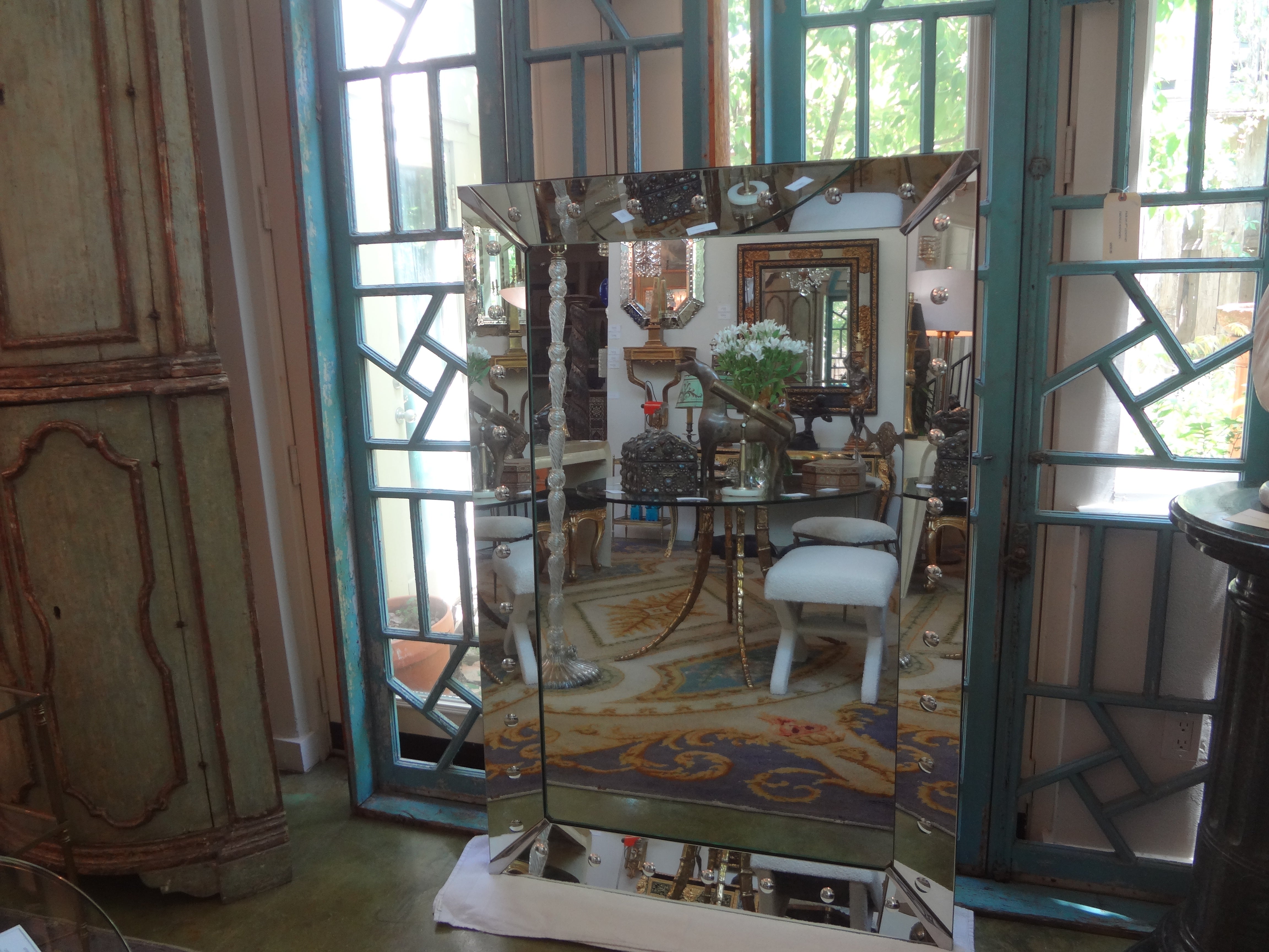 Großer Art Deco geätzter Bullseye Spiegel im venezianischen Stil
Dieser attraktive große Spiegel im venezianischen Stil hat einen gebänderten Spiegelrahmen mit Blasenverzierung, der durch geometrische Metallplatten getrennt ist.
Unser schöner Art