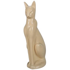 Grande sculpture figurative Art Déco en céramique représentant un chat siamois:: vers 1930
