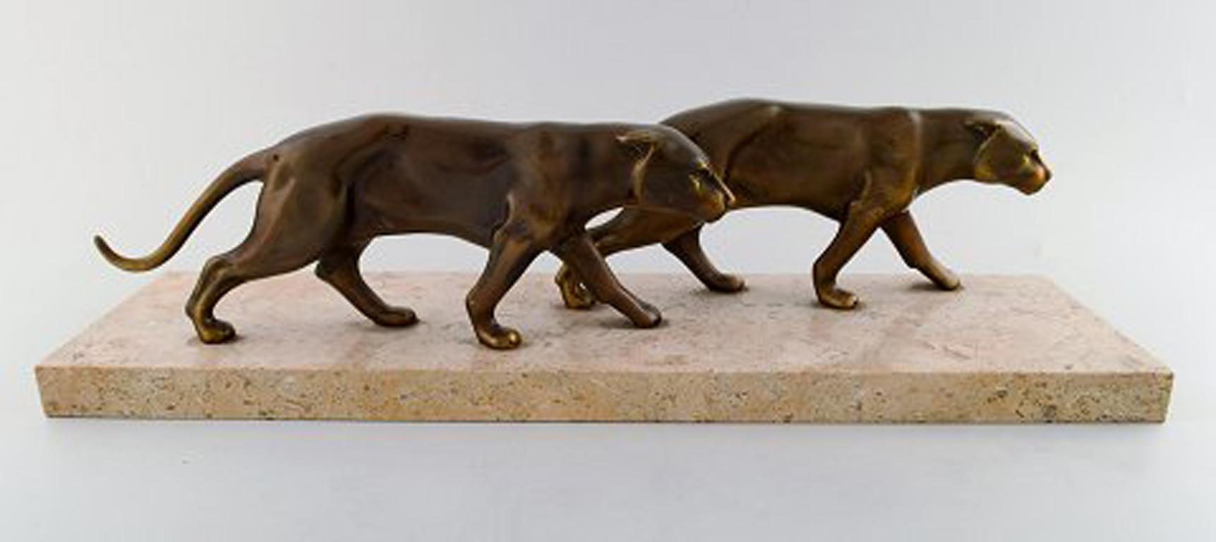 Large Art Deco figure of two panthers in patinated bronze on marble base. 1930s-1940s. Nice patina.
In very good condition.
Measures: 55 x 16 x 14 cm.