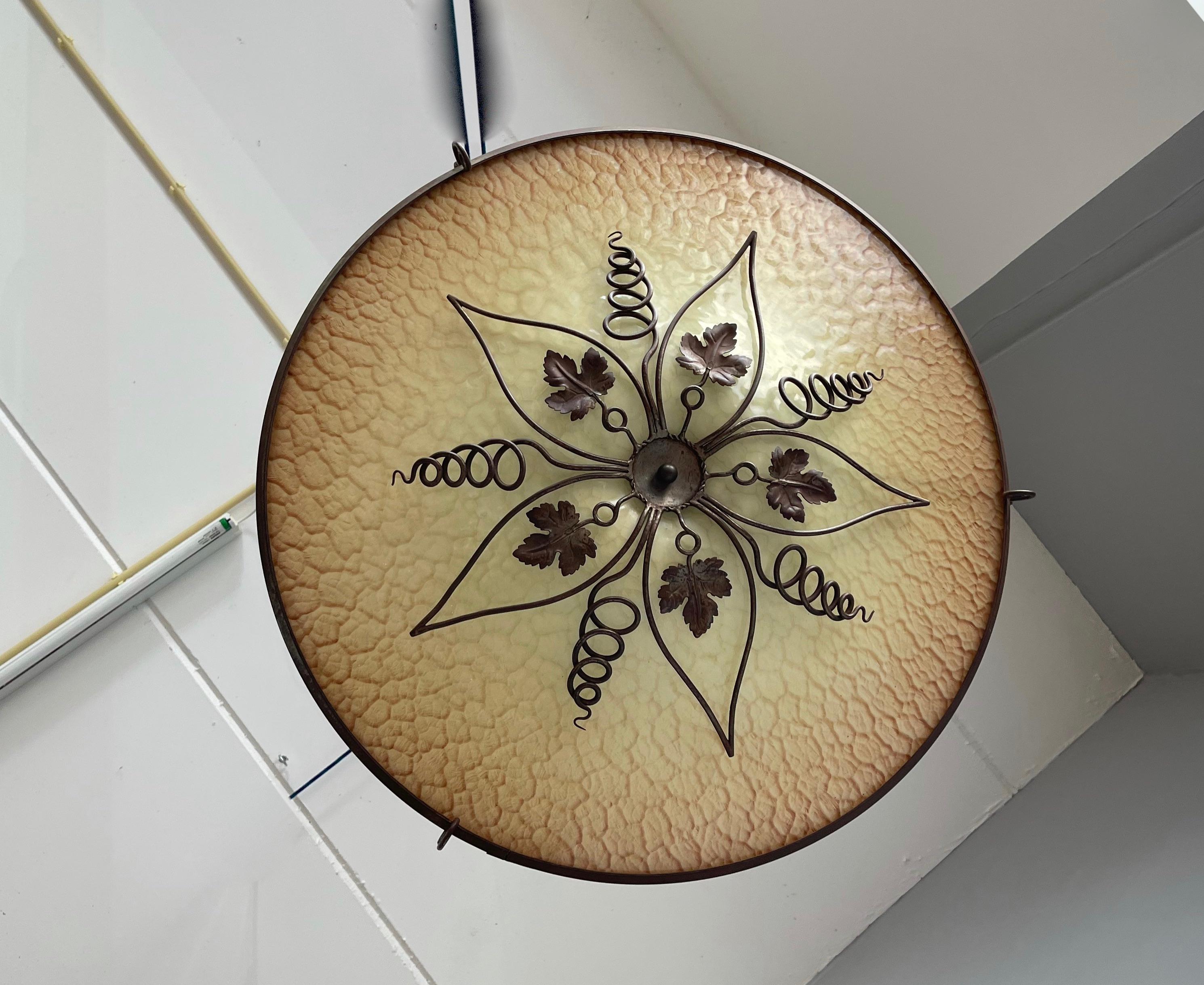 Art Déco Grande lampadario in vetro e foglie d'uva in ferro battuto forgiato in stile Art Deco in vendita