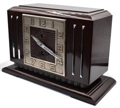 Grande horloge de manteau Art Déco en bakélite de JAZ, vers les années 1930