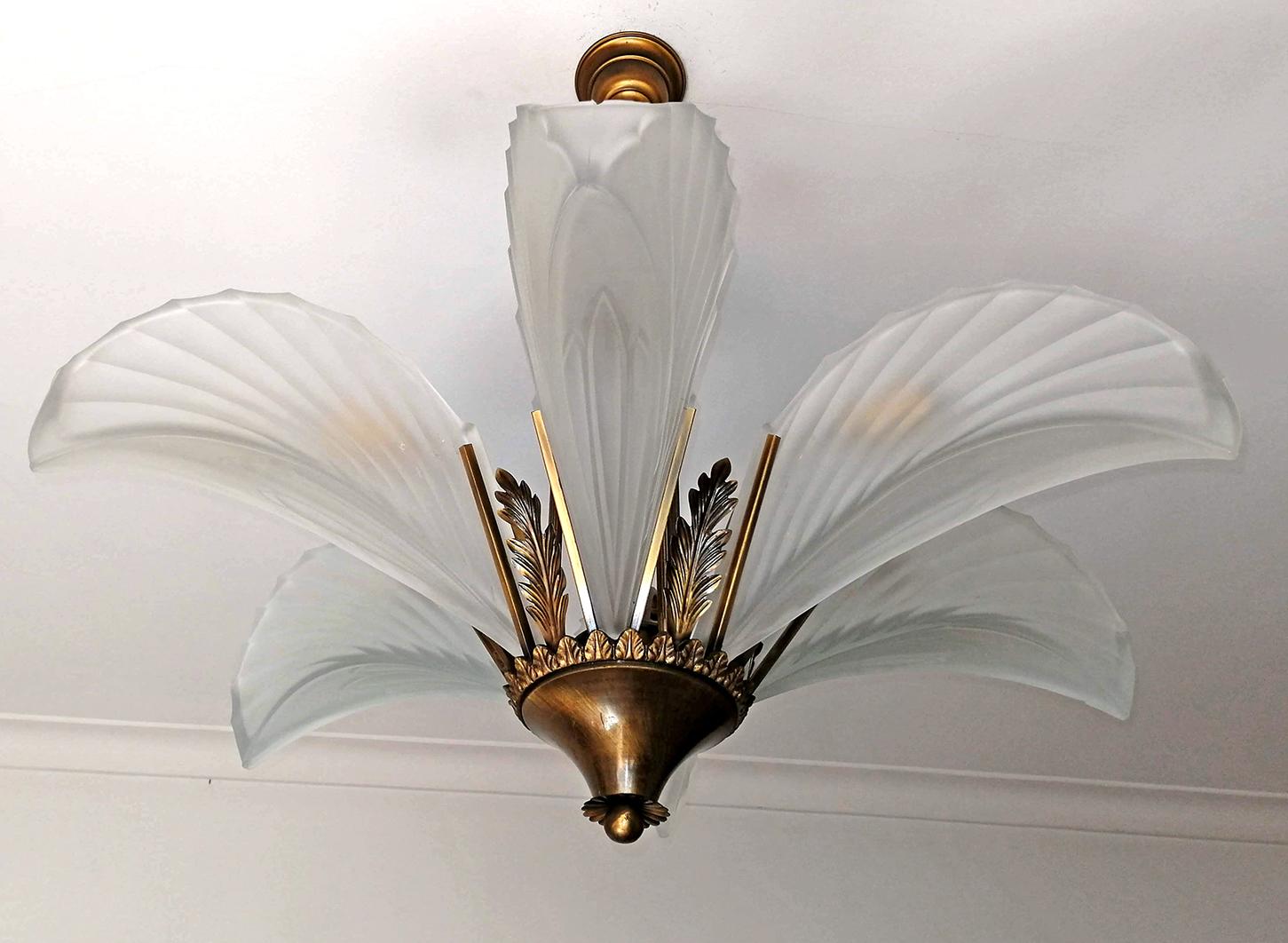 French Art Deco frosted glass leaves lamp shades burnished brass chandelier.
Measures:
Diameter 28.5 in/ 72 cm
Height 25.2 in/ 64 cm
Weight: 8Kg / 18 lb
6 light bulbs E14 good working condition/European wiring.
Your item will be carefully