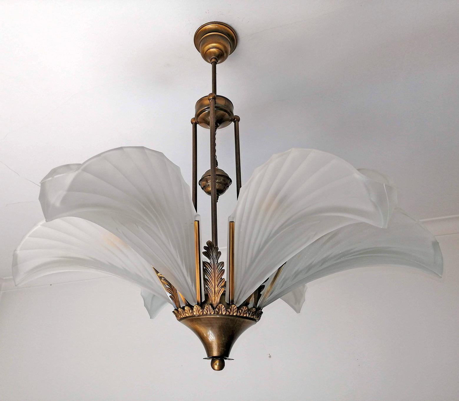 Large Art Deco Frosted Glass Palm Tree Hollywood Regency Brass Chandelier In Excellent Condition In Coimbra, PT