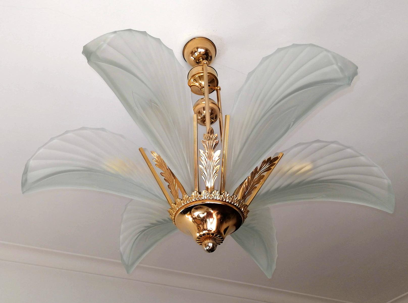 Large Art Deco Frosted Glass Palm Tree Hollywood Regency Gilt Chandelier In Good Condition In Coimbra, PT