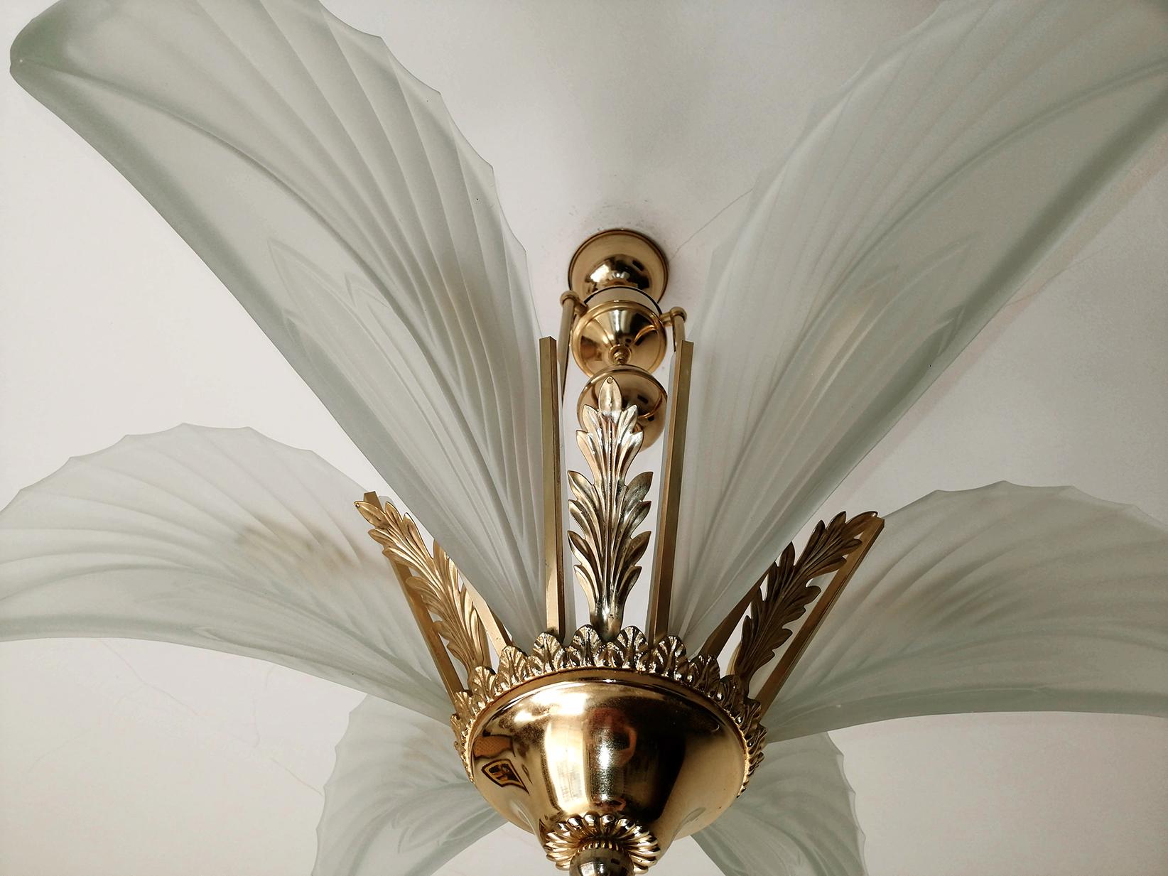 French Art Deco frosted glass leaves lamp shades gilt chandelier.
Measures:
Diameter 28.5 in/ 72 cm
Height 25.2 in/ 64 cm
Weight: 8Kg / 18 lb
6 light bulbs E14 Good working condition/European wiring.
Your item will be carefully packed.