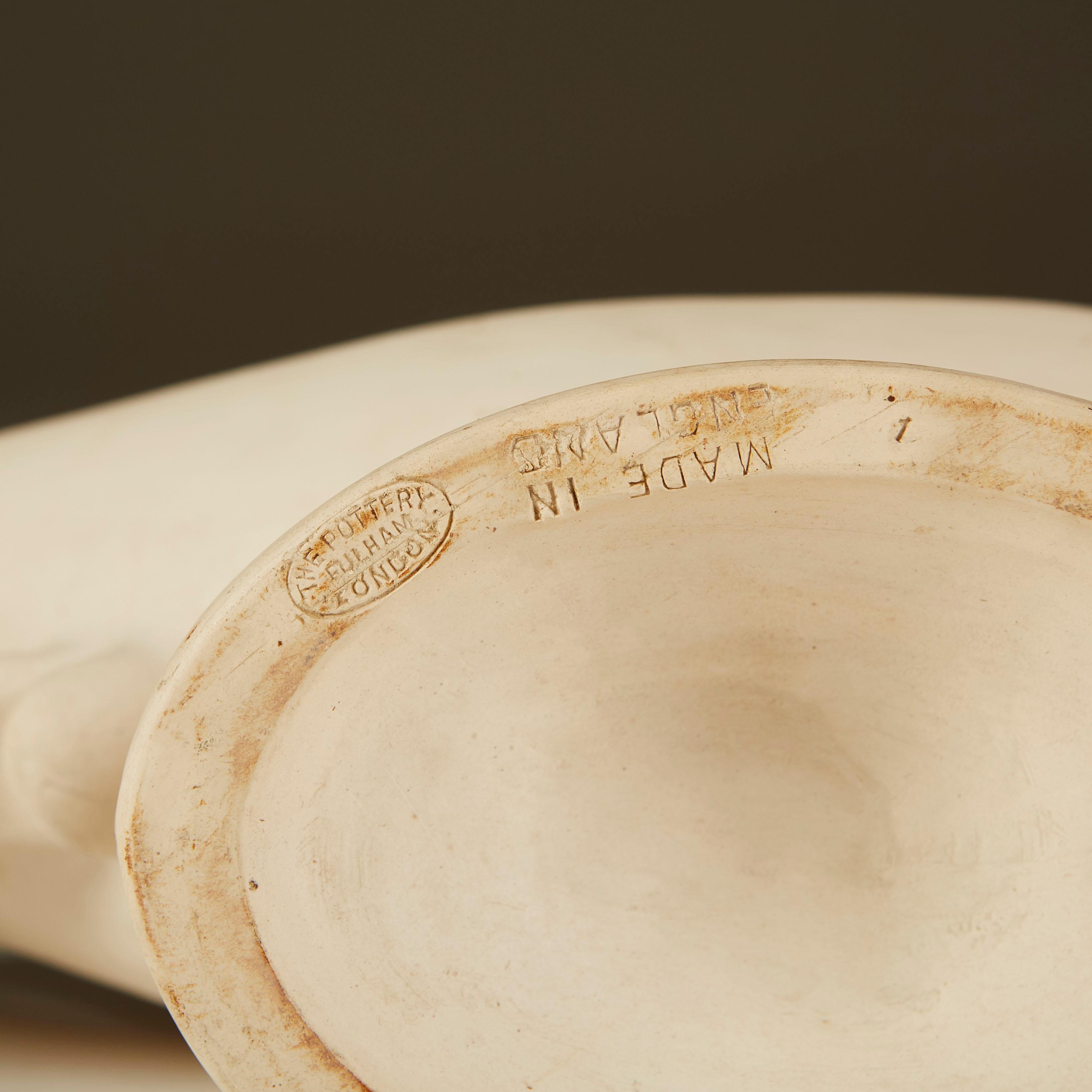 Gran urna de Fulham Pottery sin esmaltar con el interior esmaltado para contener flores en agua. Diseñado en los años 30 por la famosa florista británica Constance Spry, fabricado por Fulham Pottery, hacia los años 50, Reino Unido. Firmado con