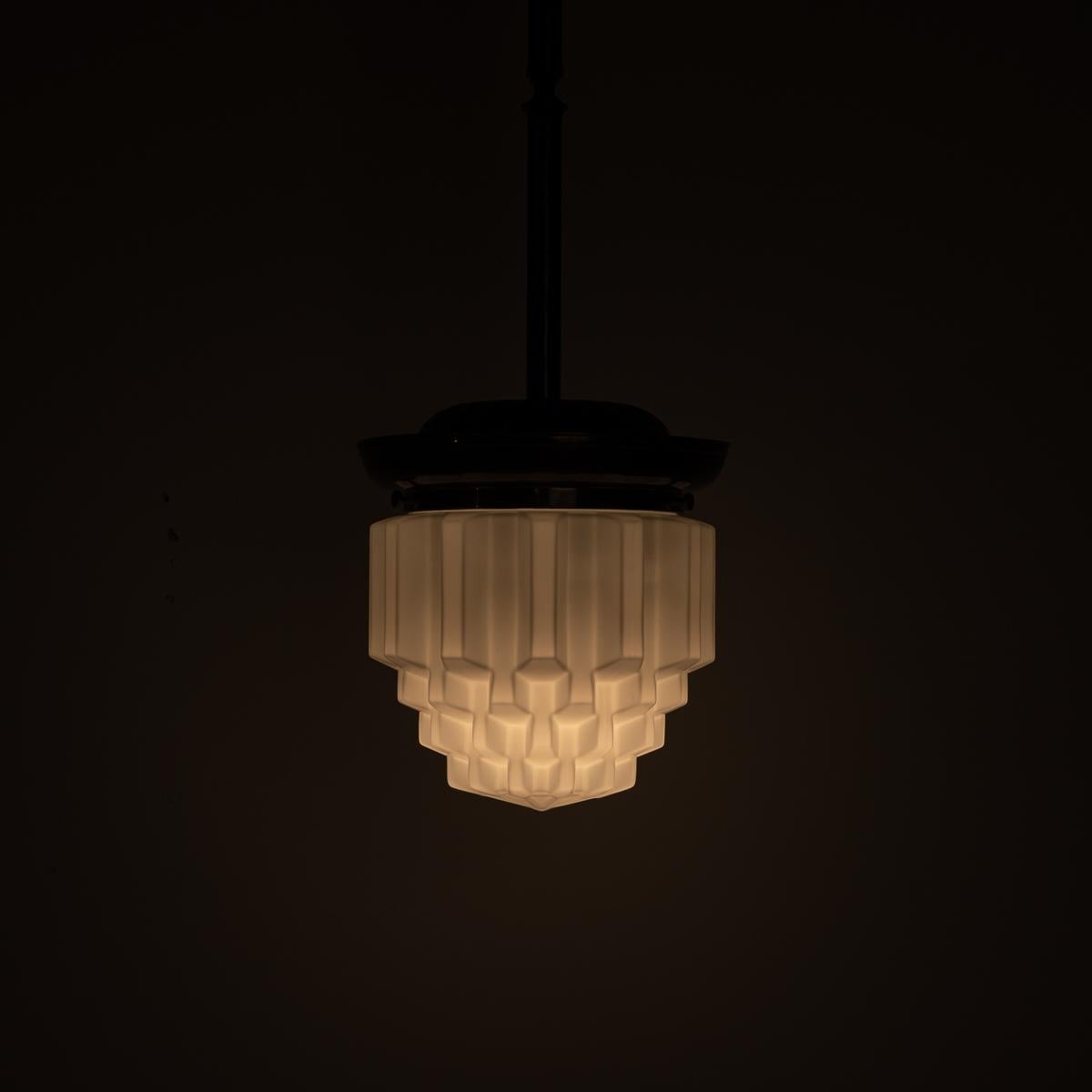 Lámparas colgantes grandes de cristal opalino con molde de gelatina geométrica Art Déco 

El precio es por luz - 3 disponibles en la lista

Estas lámparas colgantes tienen un diseño único con pantallas de cristal opalino escalonado geométrico Art