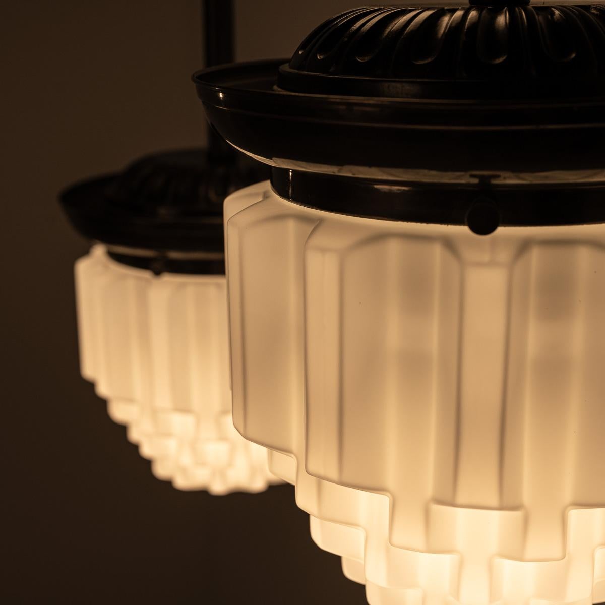 Gran Lámpara Colgante Art Decó Geométrica de Vidrio Opalino con Latón Envejecido en venta 14