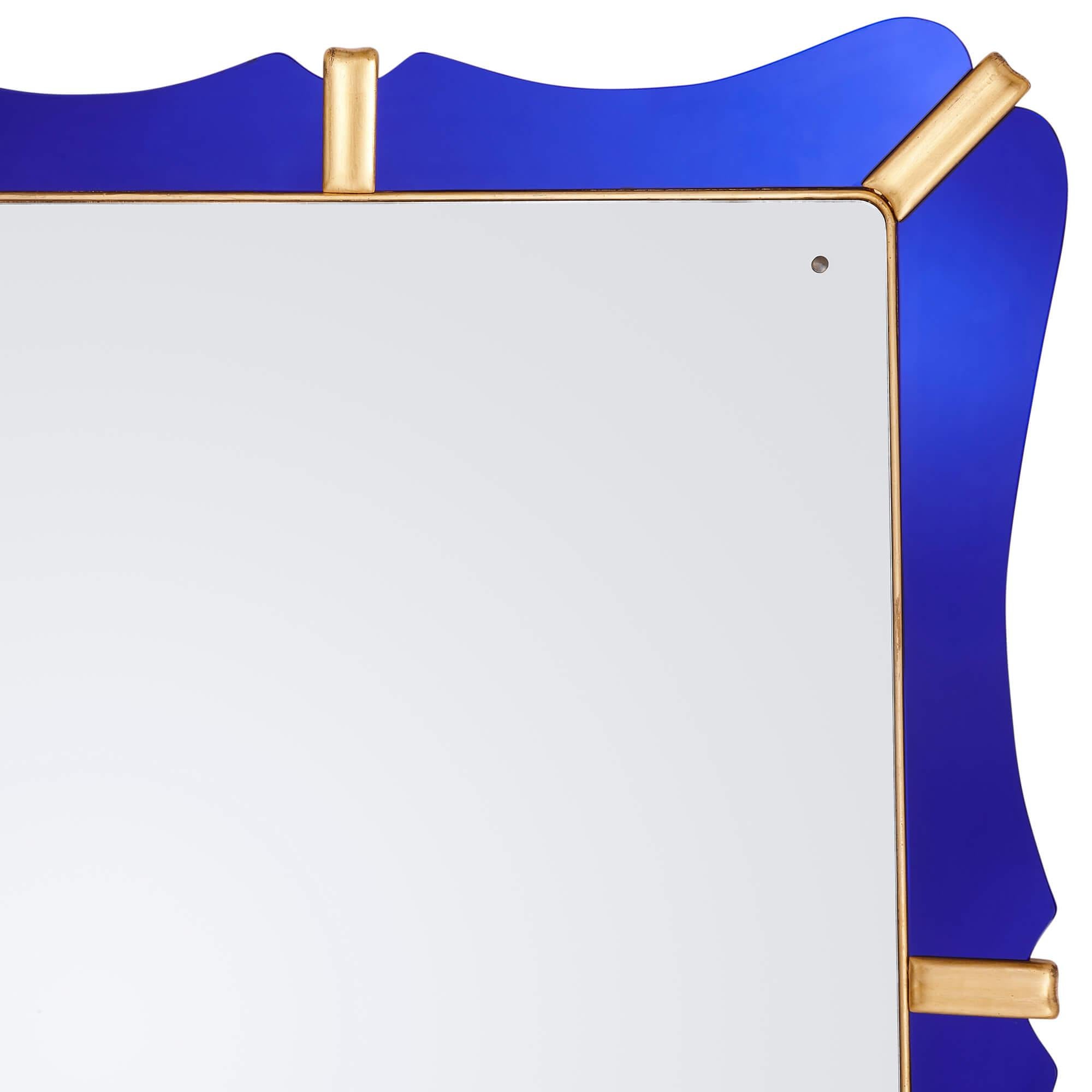 Grand miroir Art Déco en verre et bois doré
Continental, C.C. 
Hauteur 172 cm, largeur 127 cm, profondeur 9 cm 

Ce miroir remarquable a été fabriqué de manière experte vers 1930, pendant les années d'apogée de la période Art déco. Ses motifs