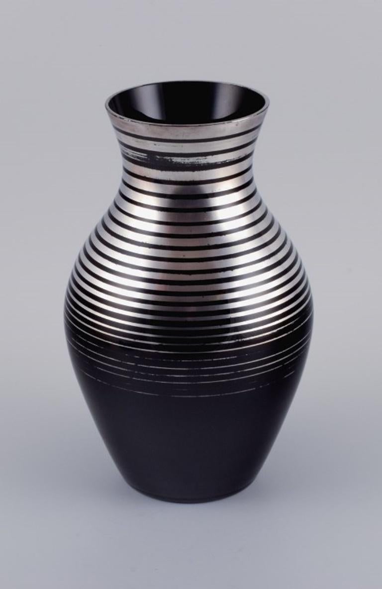 Large Art Deco glass vase, Germany. With horizontal silver inlays.
1930s-1940s.
In good condition with minor wear.
Dimensions: H 30.0 x D 17.0 cm.
