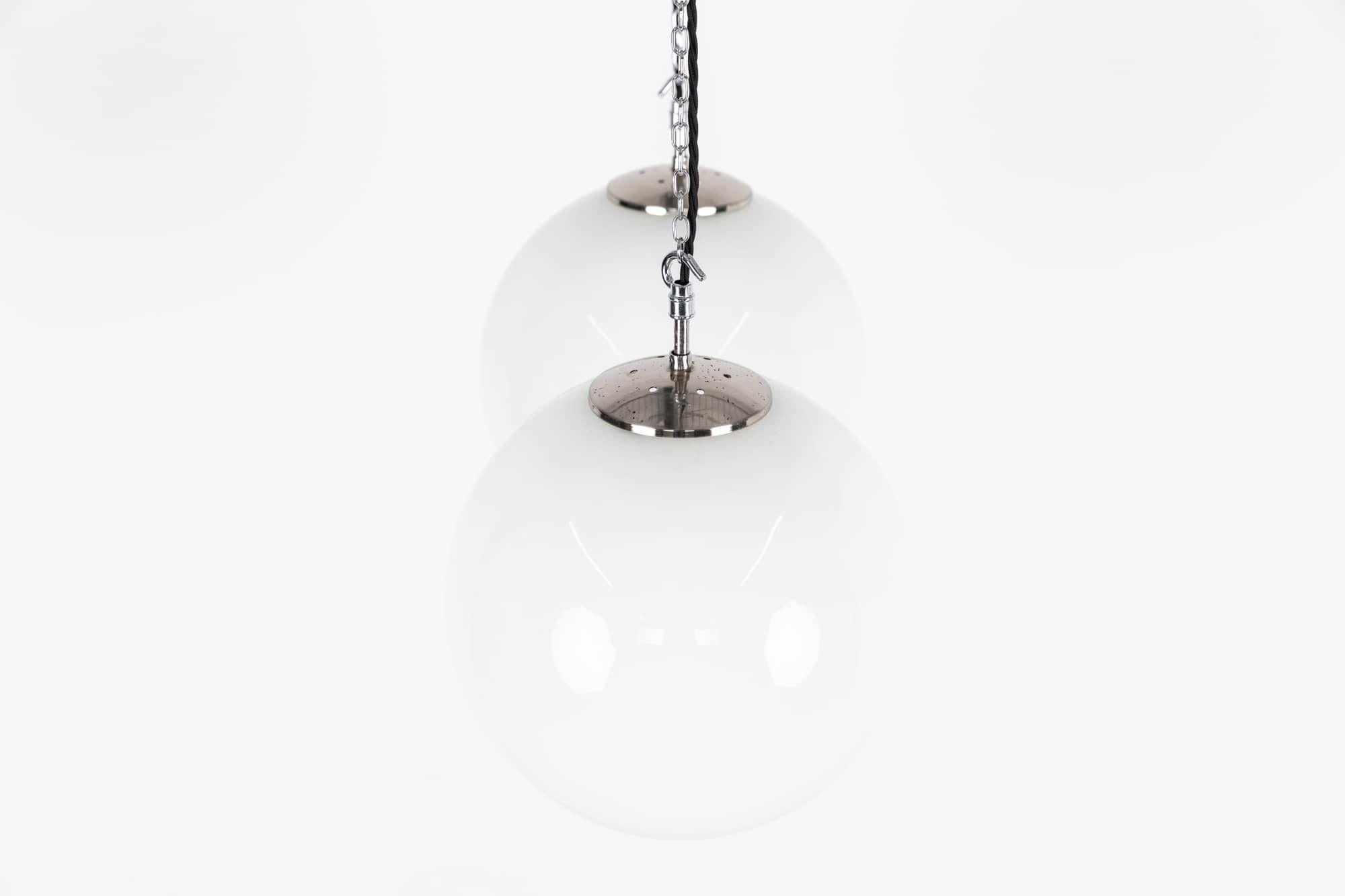 Milieu du XXe siècle Grande lampe suspendue Art Déco Globe Opaline Glass Gallery chromée, vers 1940 en vente
