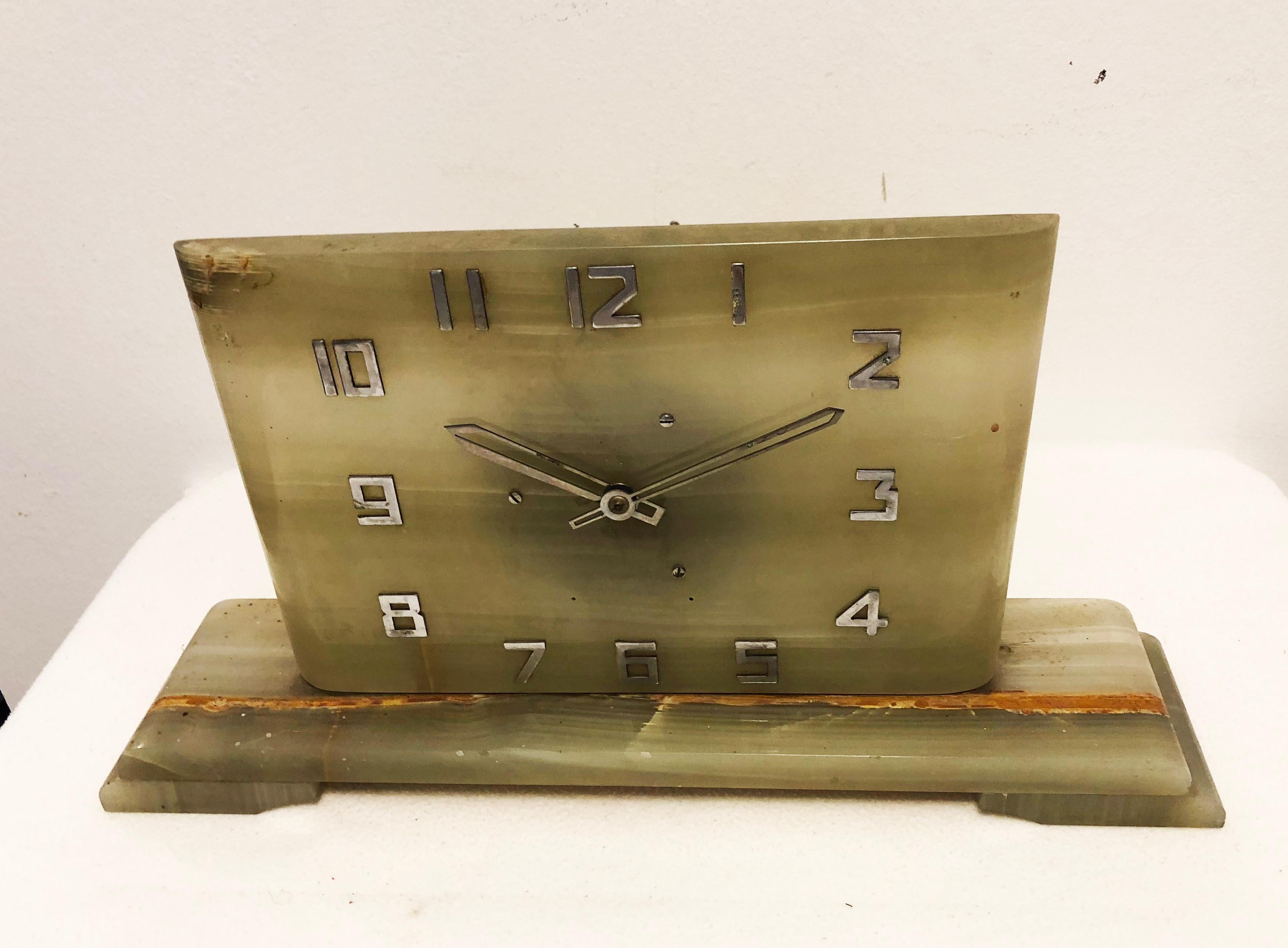 Grüner Alabaster mit Messingziffern und Zeiger vernickelt, hergestellt in Deutschland in den 1930er Jahren.
Umbau auf ein Batteriewerk (Bilder zeigen die Uhr vor dem Umbau).