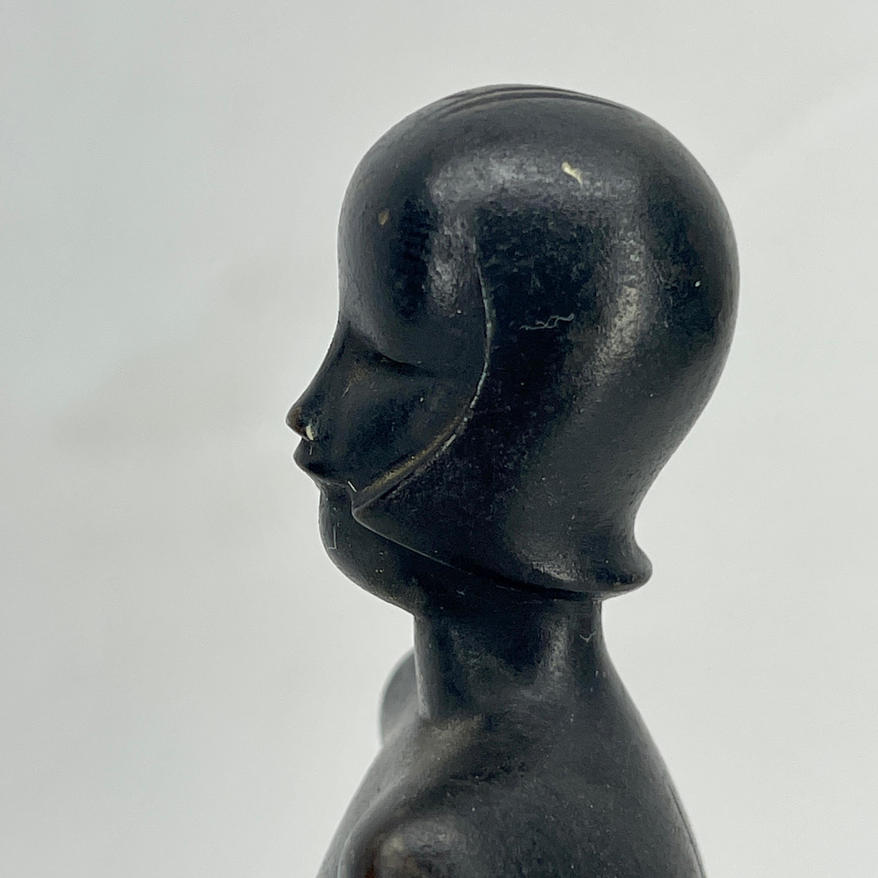 Großer grüner Onyx-Zigarren-Aschenbecher im Art déco-Stil mit nackter Bronzeskulptur einer Dame aus Bronze im Angebot 6