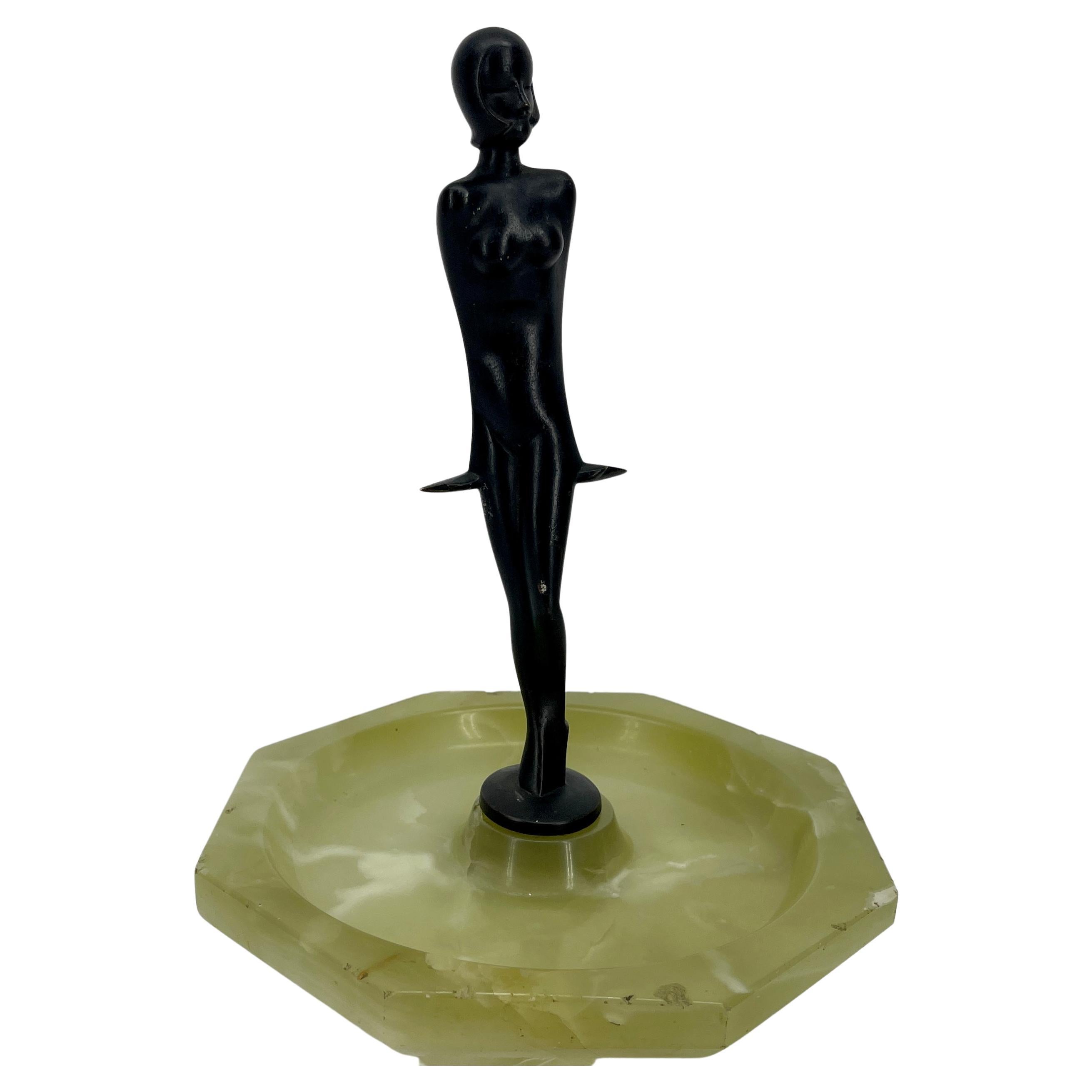 Großer grüner Onyx-Zigarren-Aschenbecher im Art déco-Stil mit nackter Bronzeskulptur einer Dame aus Bronze (Handgefertigt) im Angebot