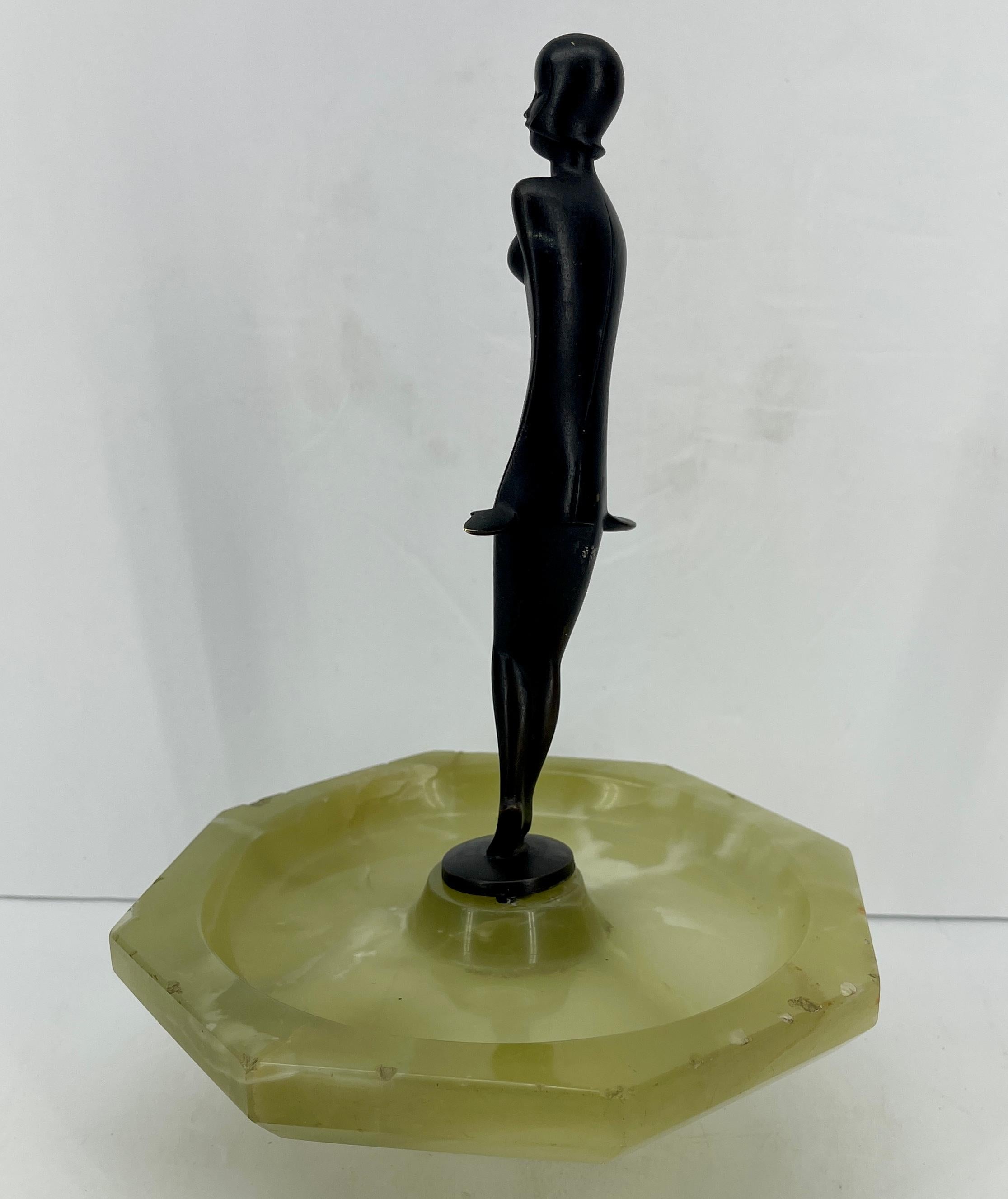 Großer grüner Onyx-Zigarren-Aschenbecher im Art déco-Stil mit nackter Bronzeskulptur einer Dame aus Bronze im Zustand „Gut“ im Angebot in Haddonfield, NJ