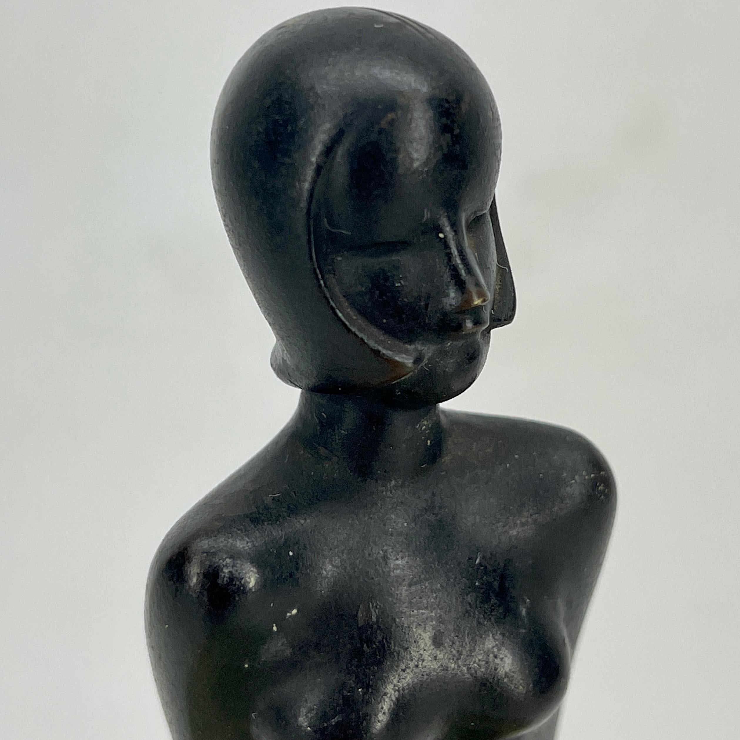 Grand cendrier Art déco en onyx vert avec sculpture de femme nue en bronze en vente 1
