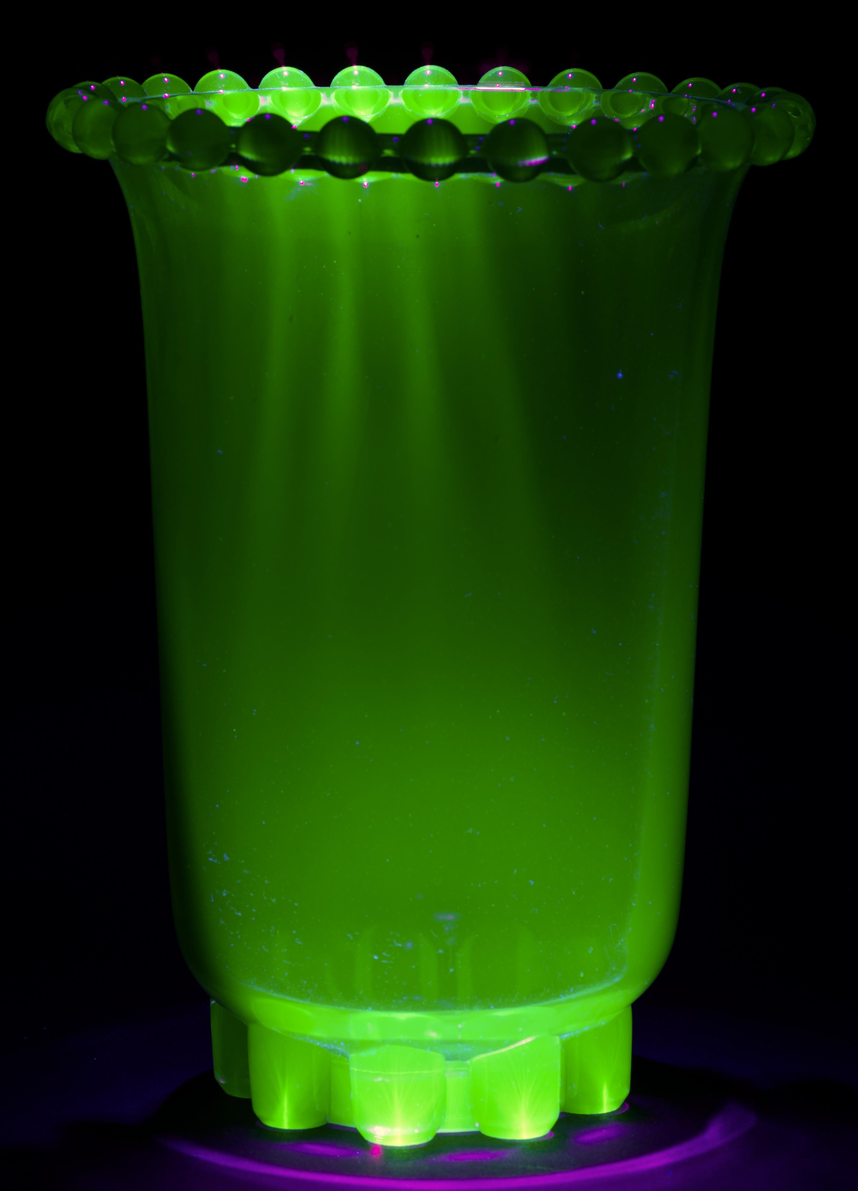 Art Déco Grande vaso in vetro verde uranio Art Deco, si illumina ai raggi UV in vendita