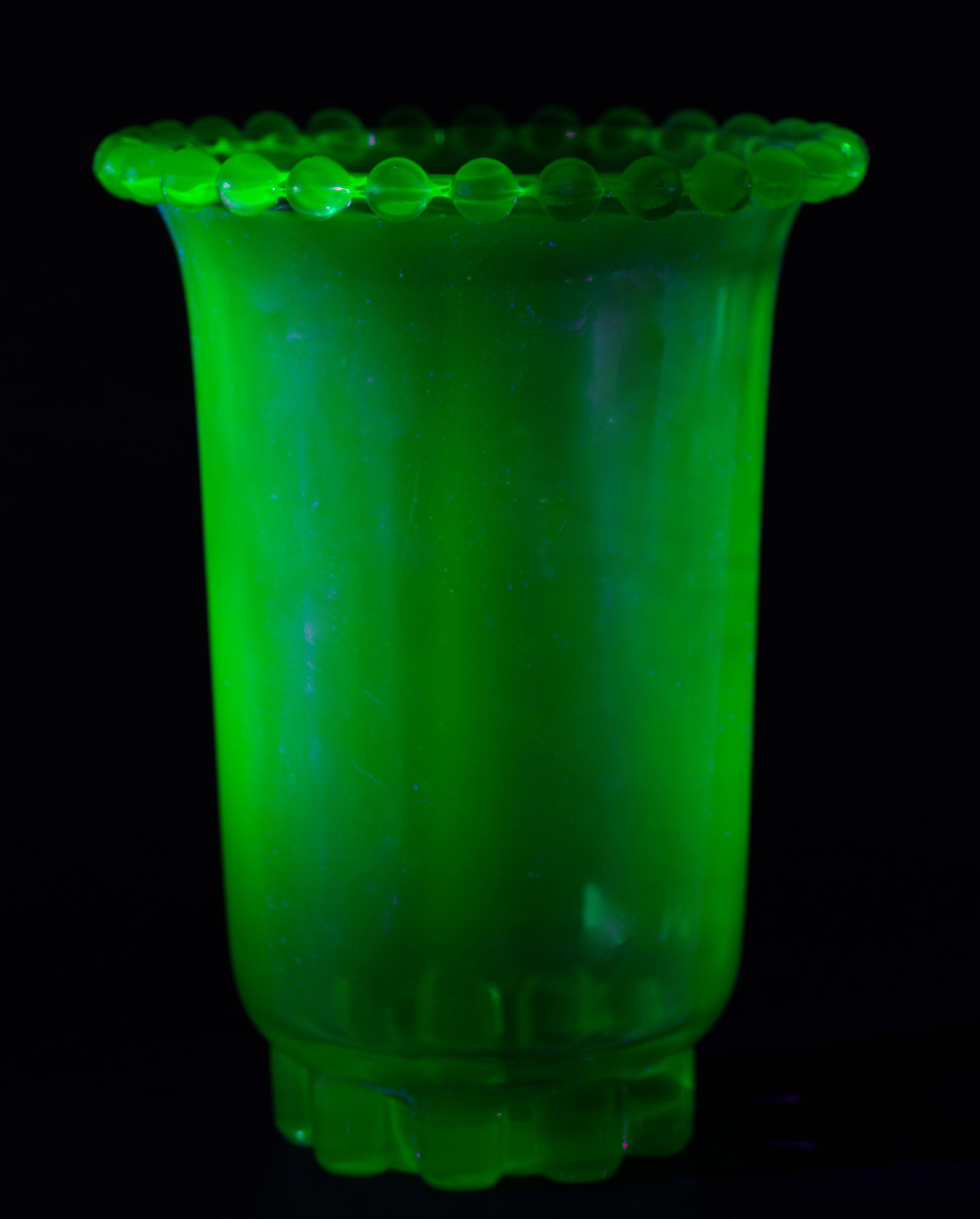 Americano Grande vaso in vetro verde uranio Art Deco, si illumina ai raggi UV in vendita