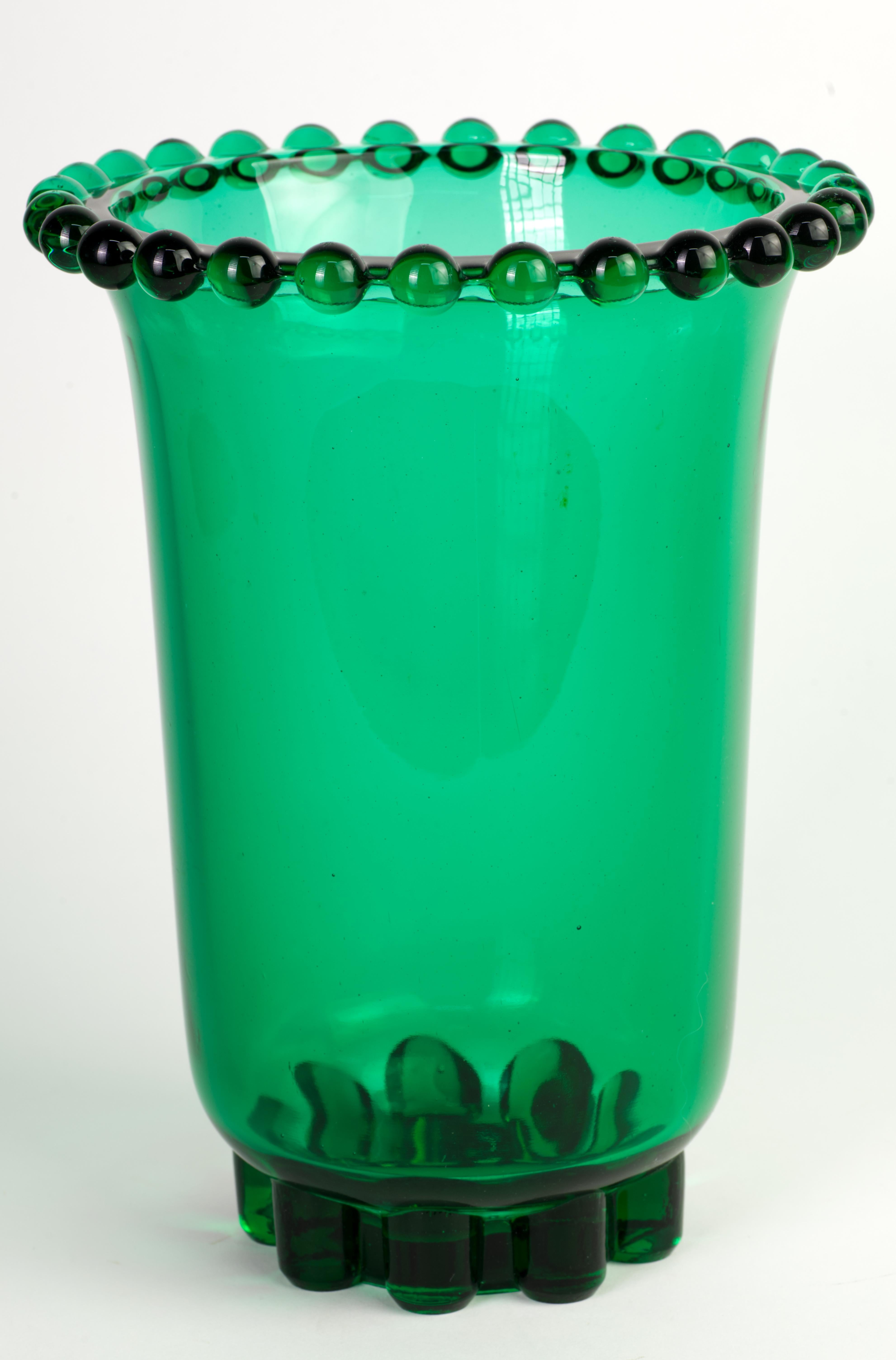 Fatto a mano Grande vaso in vetro verde uranio Art Deco, si illumina ai raggi UV in vendita
