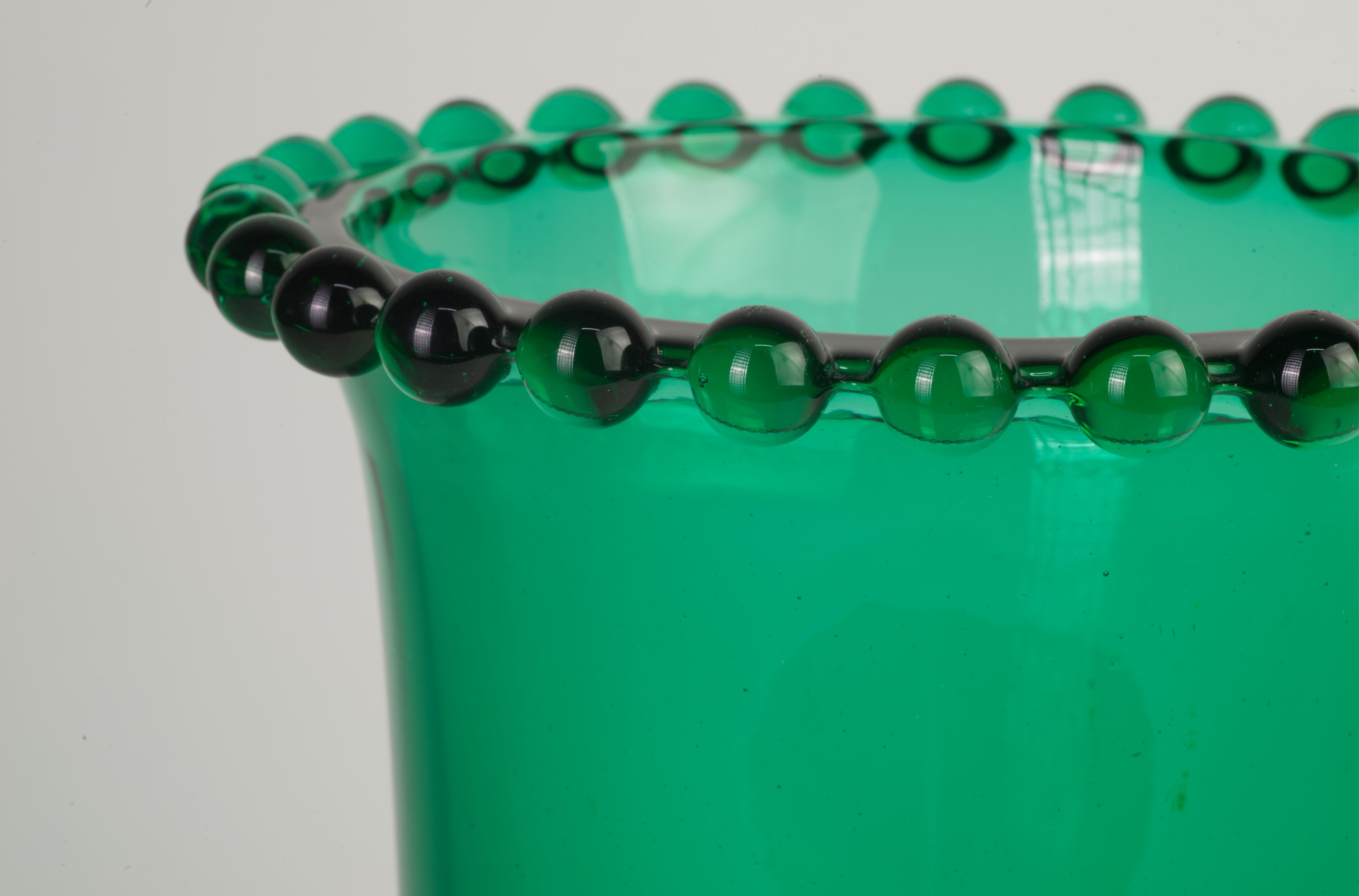 Grande vaso in vetro verde uranio Art Deco, si illumina ai raggi UV In condizioni buone in vendita a Clifton Springs, NY