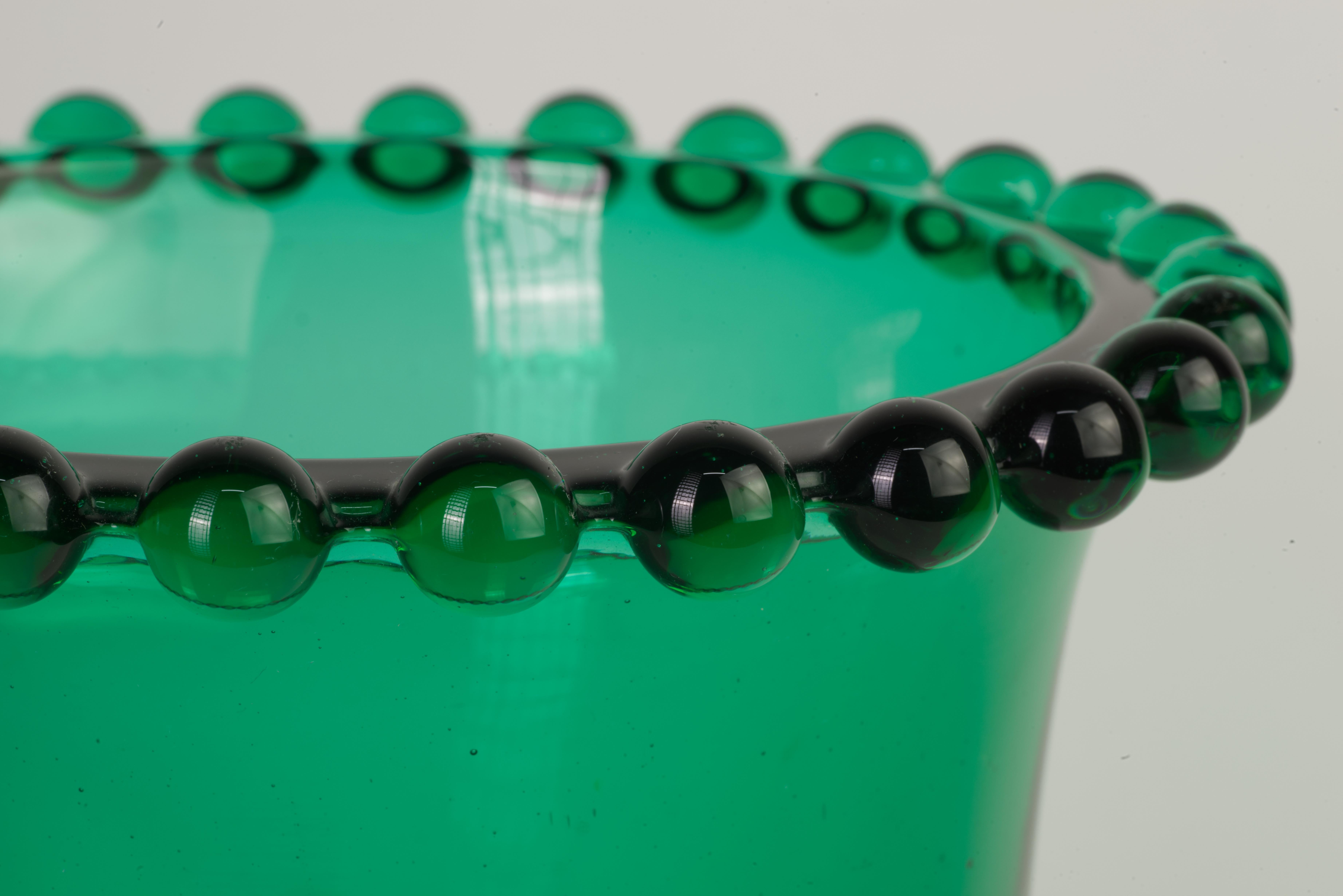 XX secolo Grande vaso in vetro verde uranio Art Deco, si illumina ai raggi UV in vendita