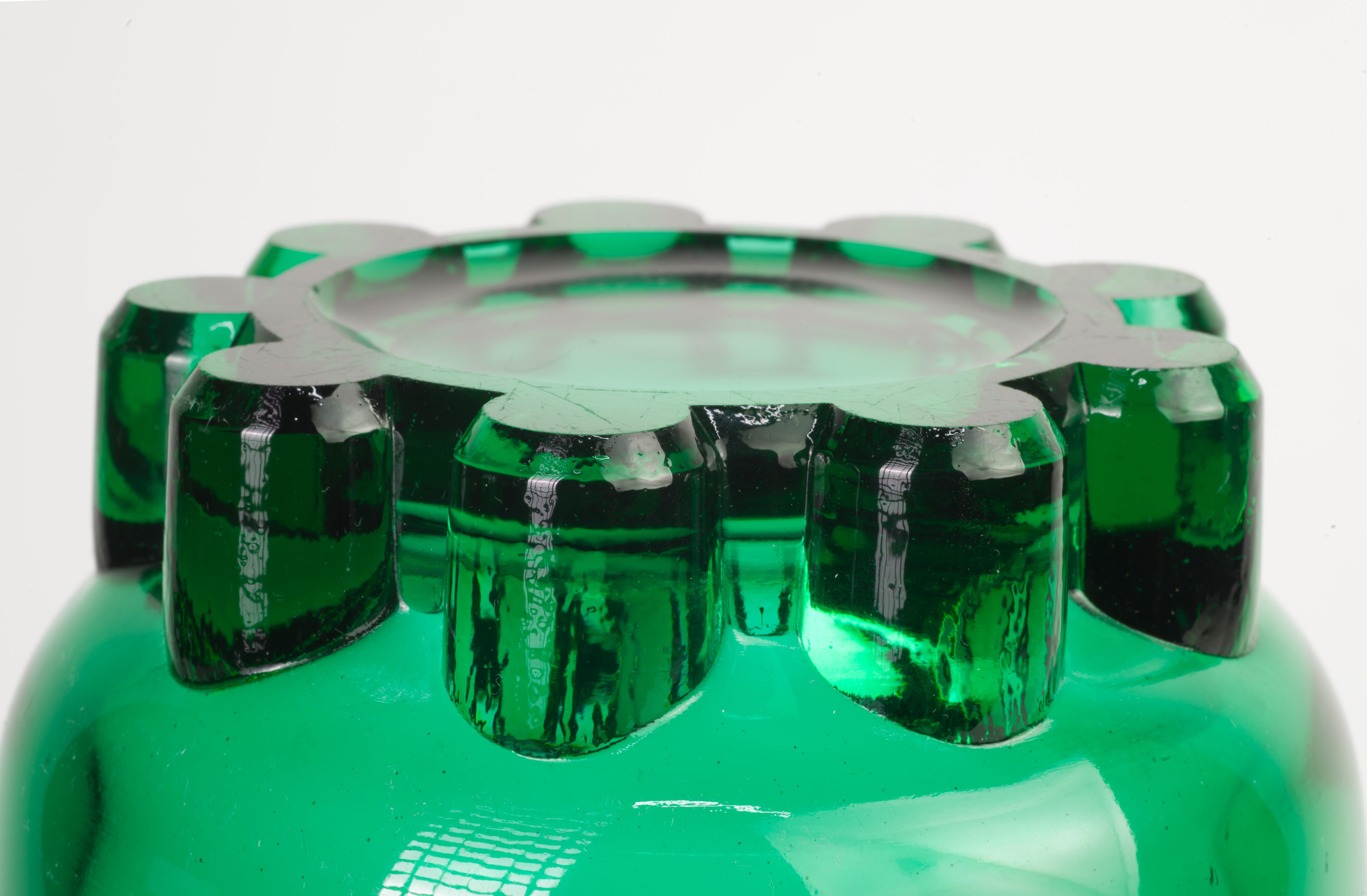 Vetro all’uranio Grande vaso in vetro verde uranio Art Deco, si illumina ai raggi UV in vendita