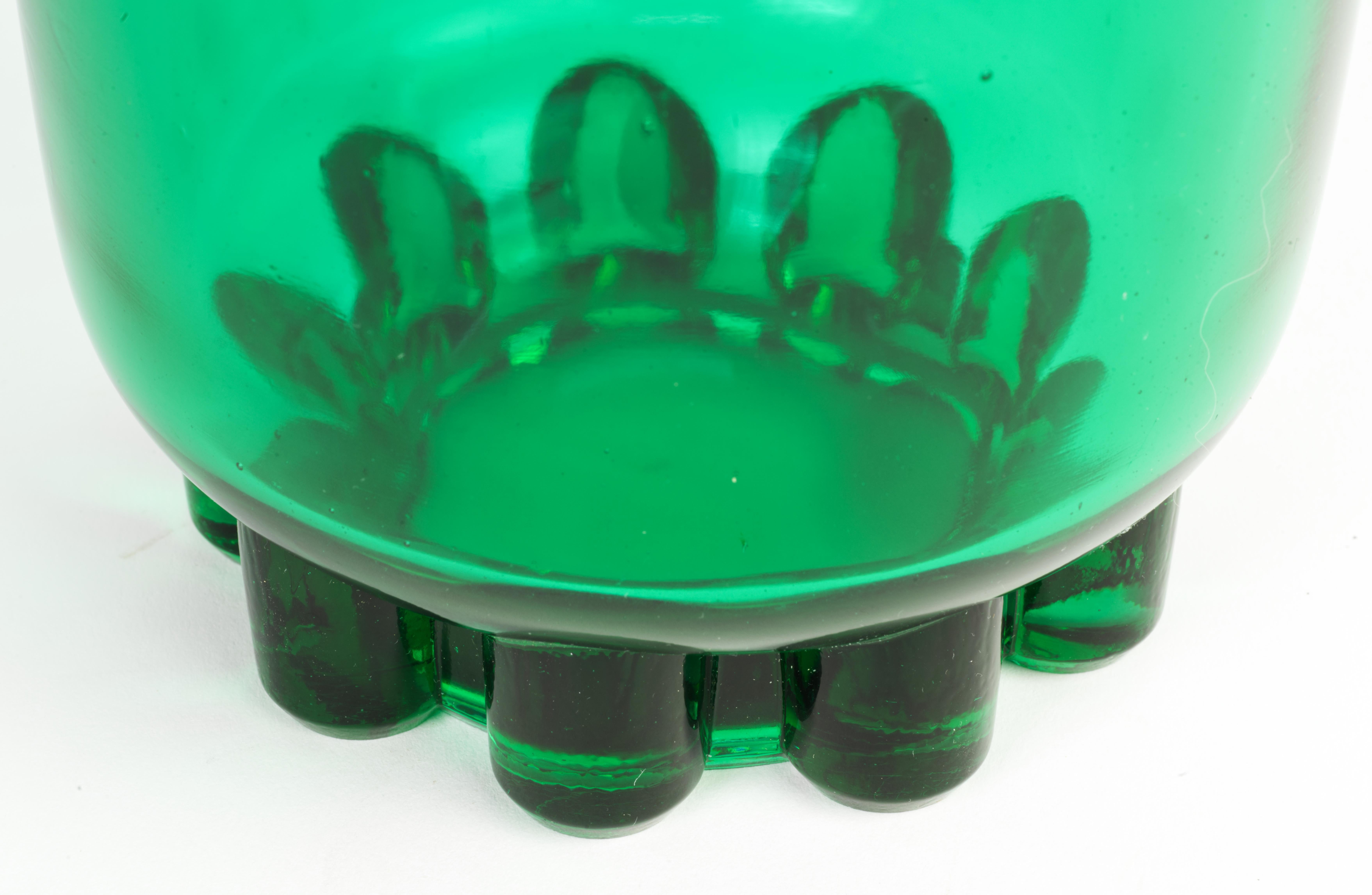 Grande vaso in vetro verde uranio Art Deco, si illumina ai raggi UV in vendita 1