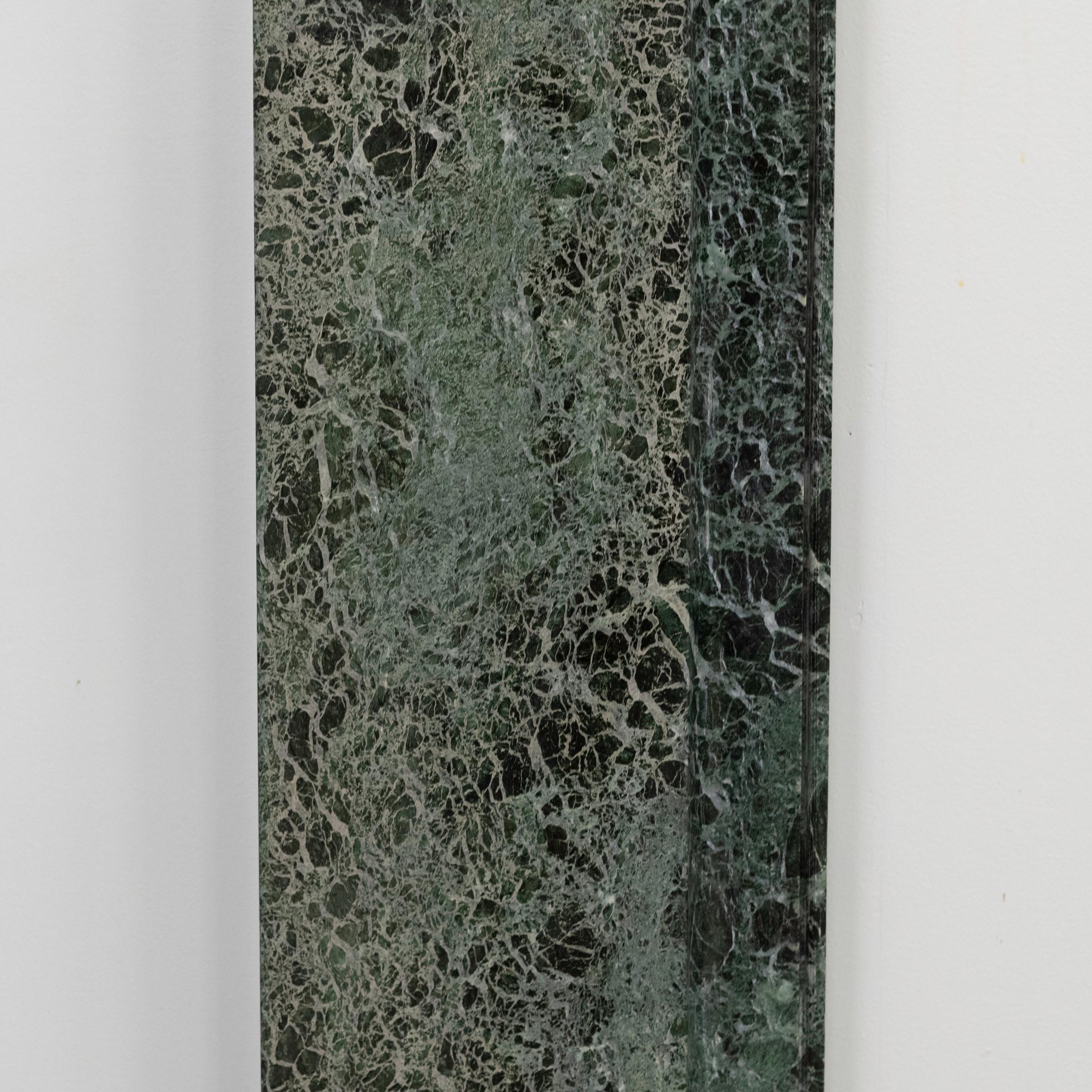 Fait main Grand contour de cheminée Art Déco en marbre vert Verde