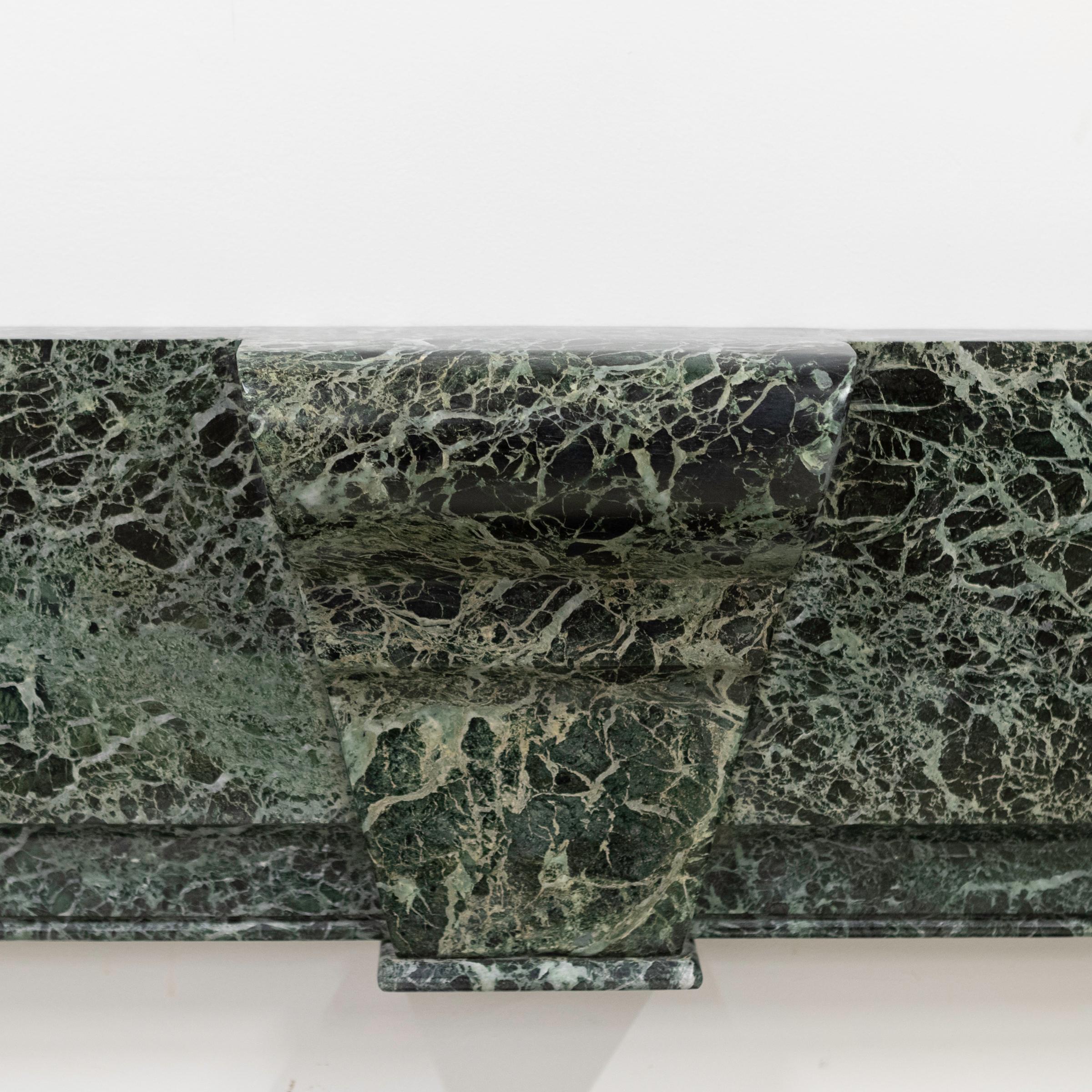 Grand contour de cheminée Art Déco en marbre vert Verde Bon état à Ware, GB