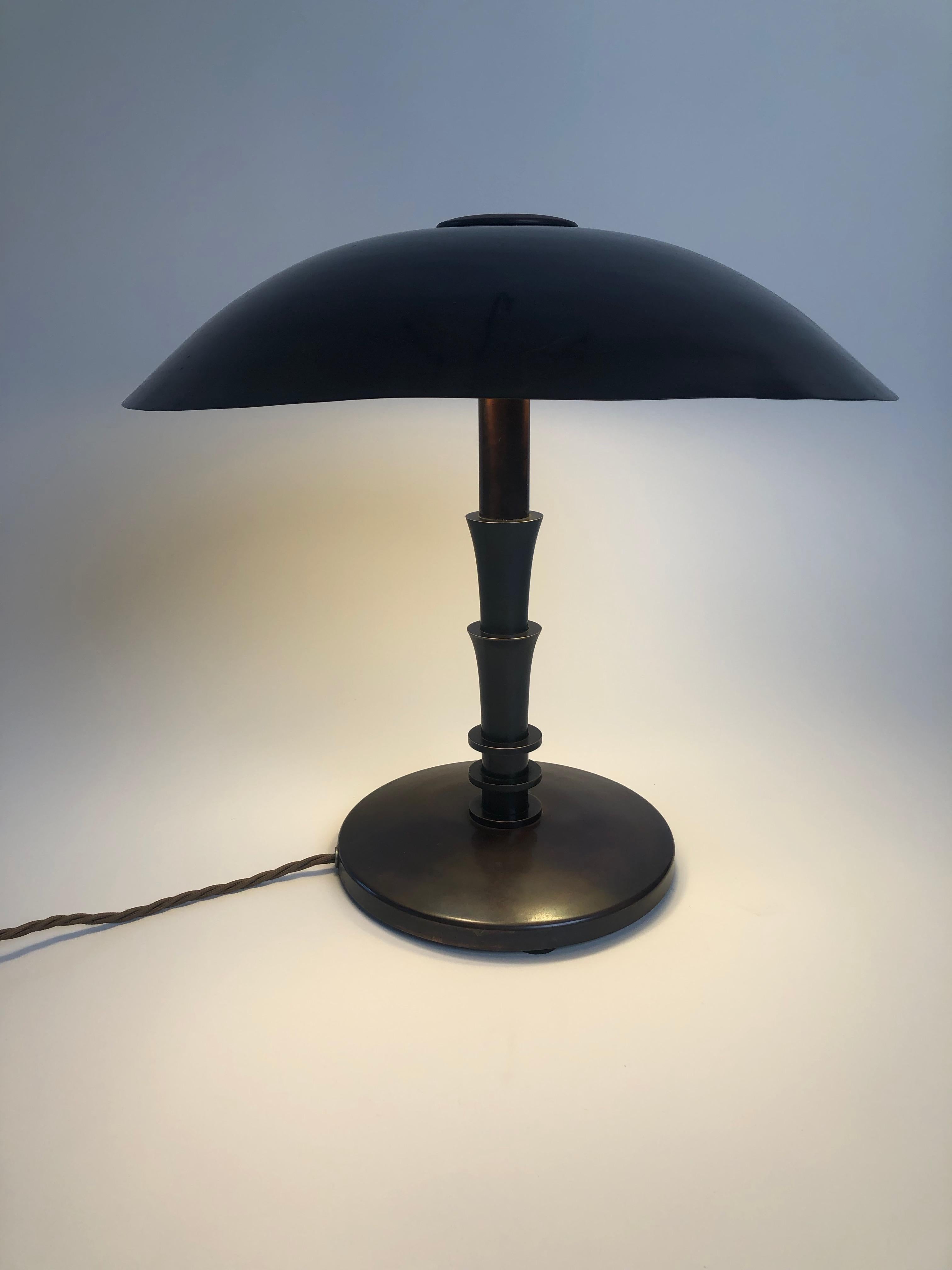 Early 20th Century Large Art Deco handmade Table Lamp in Bronze, Austria For Sale