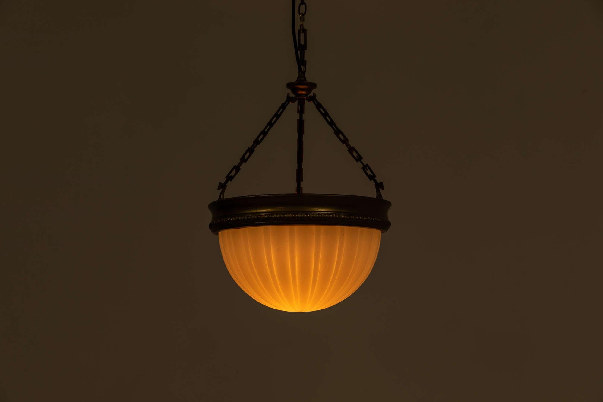 Milieu du XXe siècle Grande lampe plafonnier Art Déco Jefferson en verre dépoli « Moonstone », vers 1930 en vente