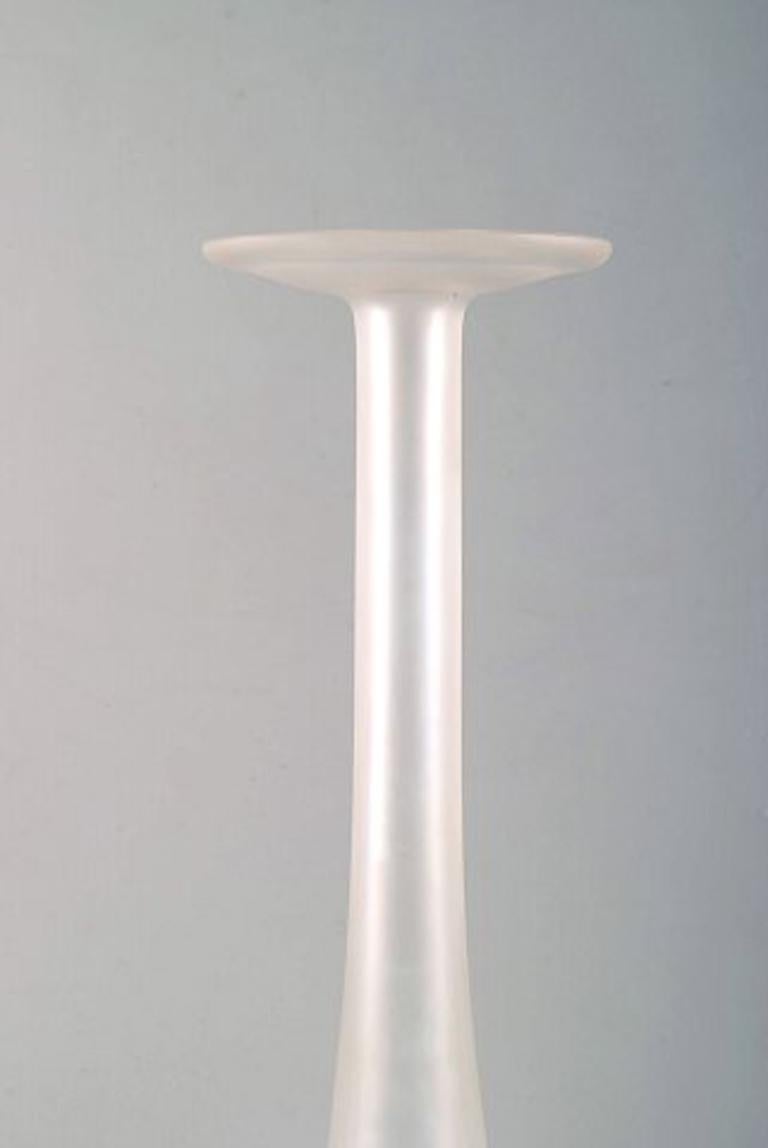 Gran jarrón Art Déco Lalique de vidrio artístico.
Firmado: Lalique, Francia.
Tamaño: 34 cm. de altura. 14 cm. de diámetro.
En perfecto estado.