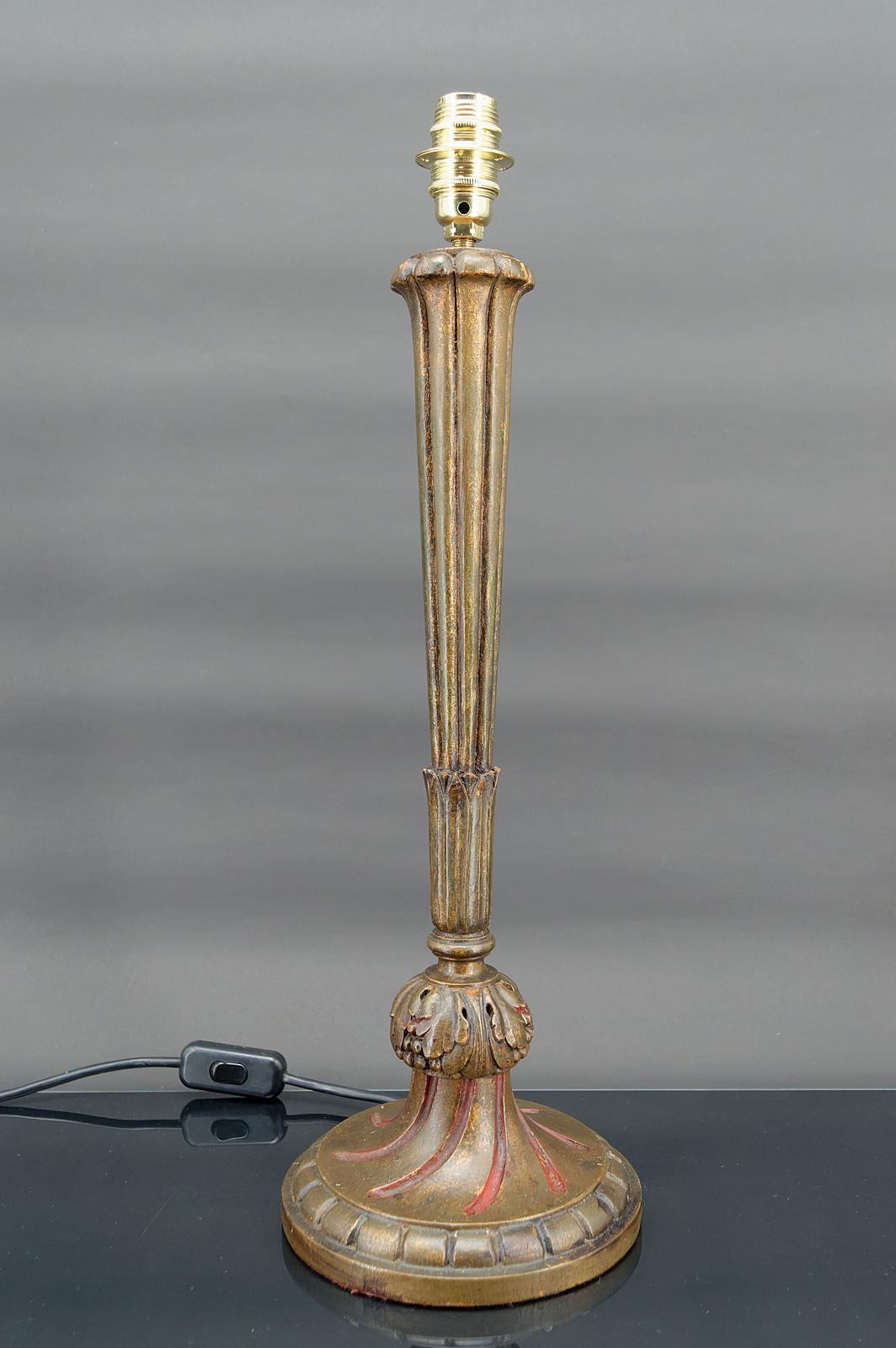 Grande lampe en bois doré.
Art déco.
France, vers 1920

En bon état, électricité OK.

Dimensions :
hauteur 51 cm
diamètre 18 cm