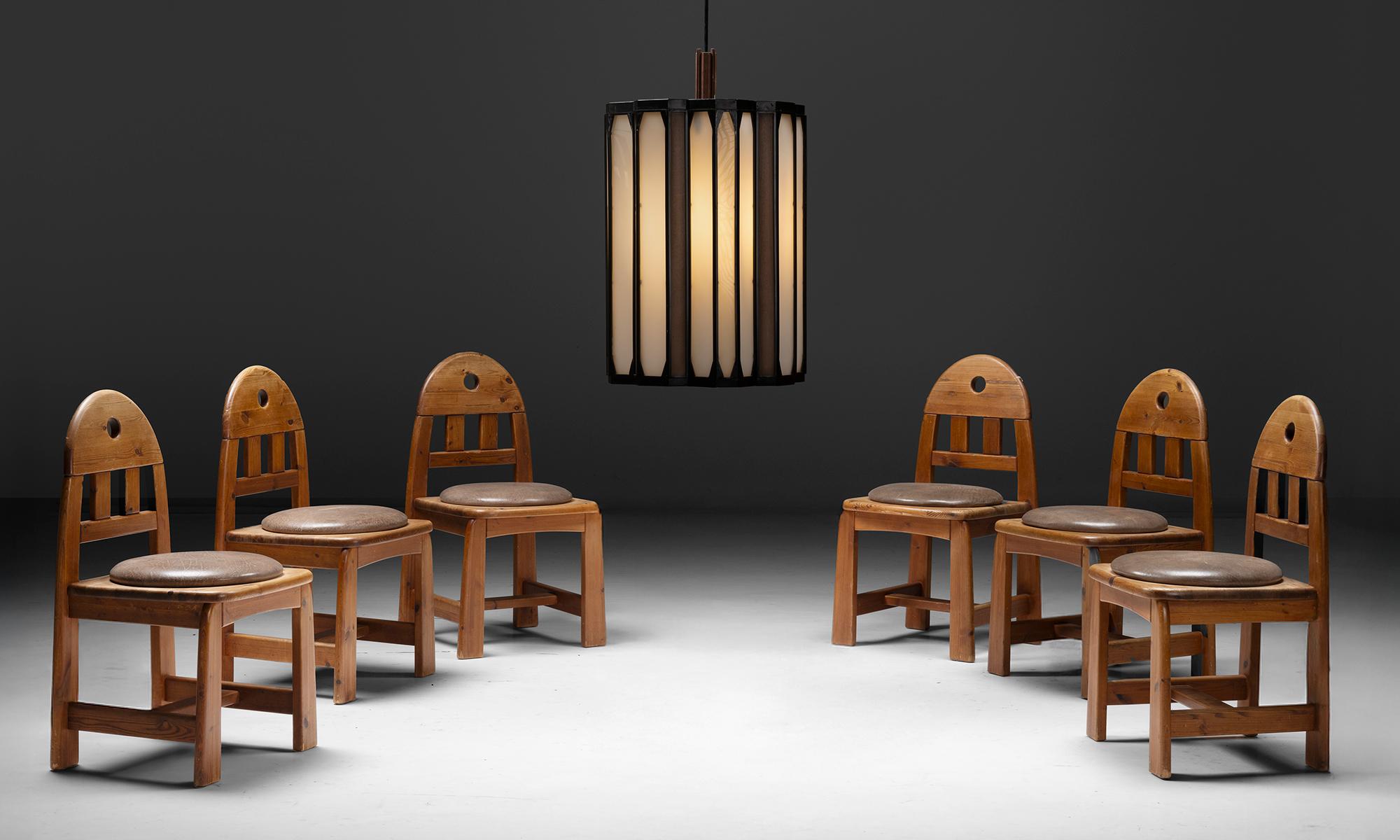 Francia, 1950
Farol de cristal art déco macizo con paneles de madera y marco de hierro.
20 
