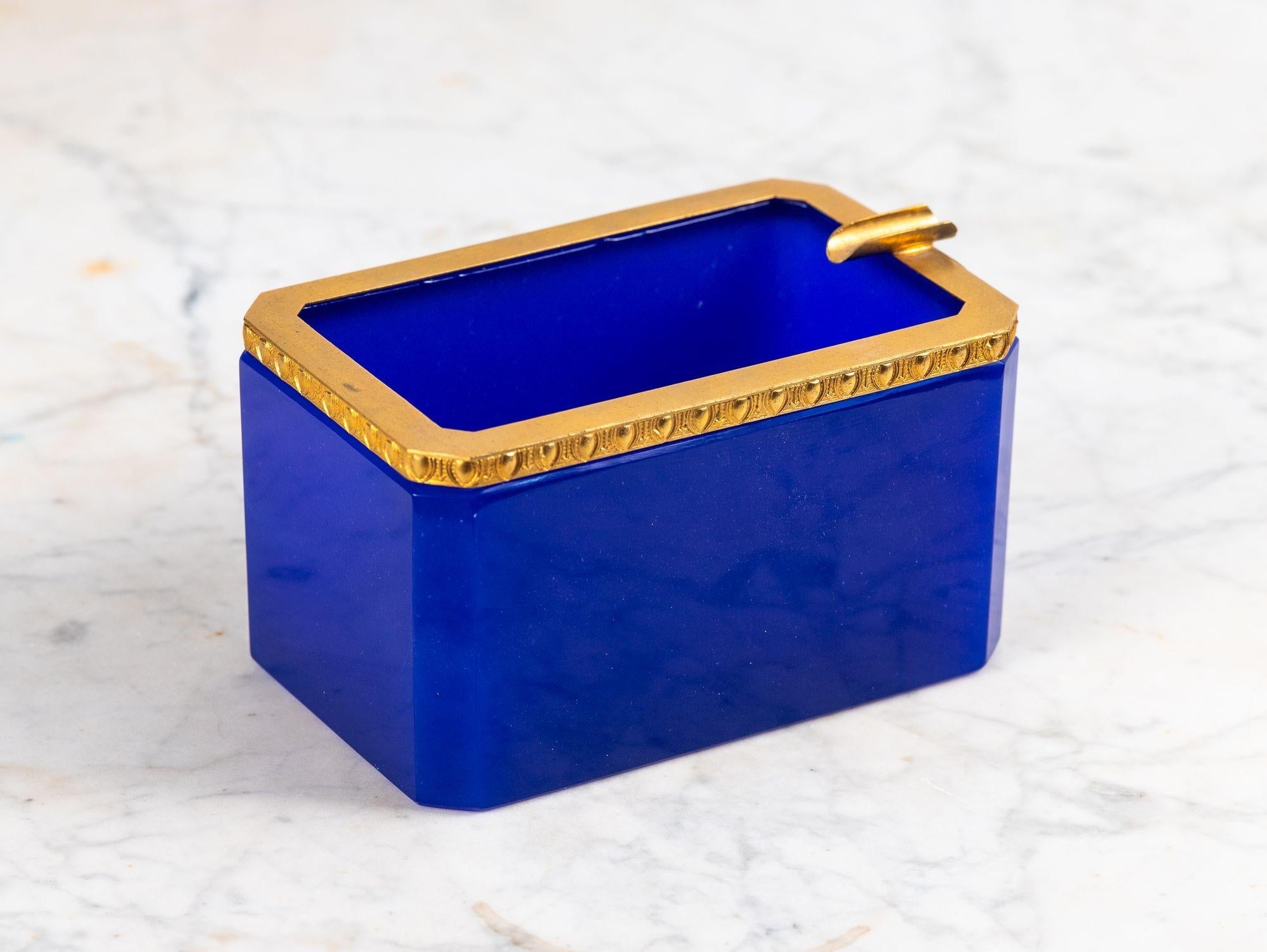 Posacenere in vetro opalino di lapislazzuli del periodo Art Déco con delicate montature in ottone filigranato. Il ricco vetro opalino blu intenso è splendidamente lucidato, creando un contrasto sorprendente con i dettagli in ottone decorato. Un