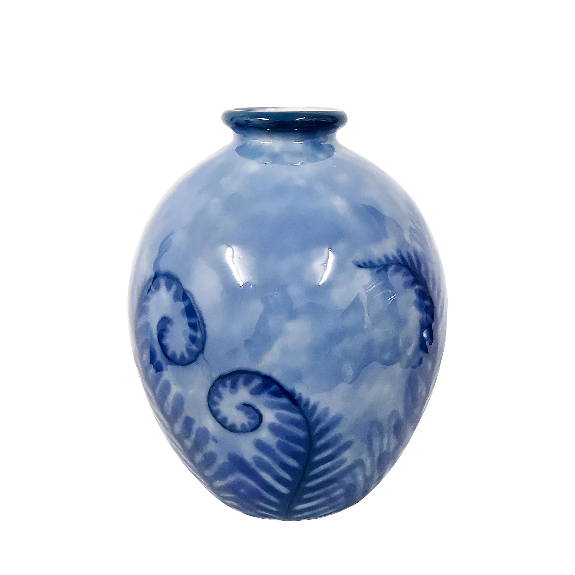 Gran jarrón de porcelana de Limoges decorado con helechos en tonos azules. Pequeños defectos de cocción.

Firmado y sellado: Camille Tharaud.

Limoges, Francia, hacia 1930.