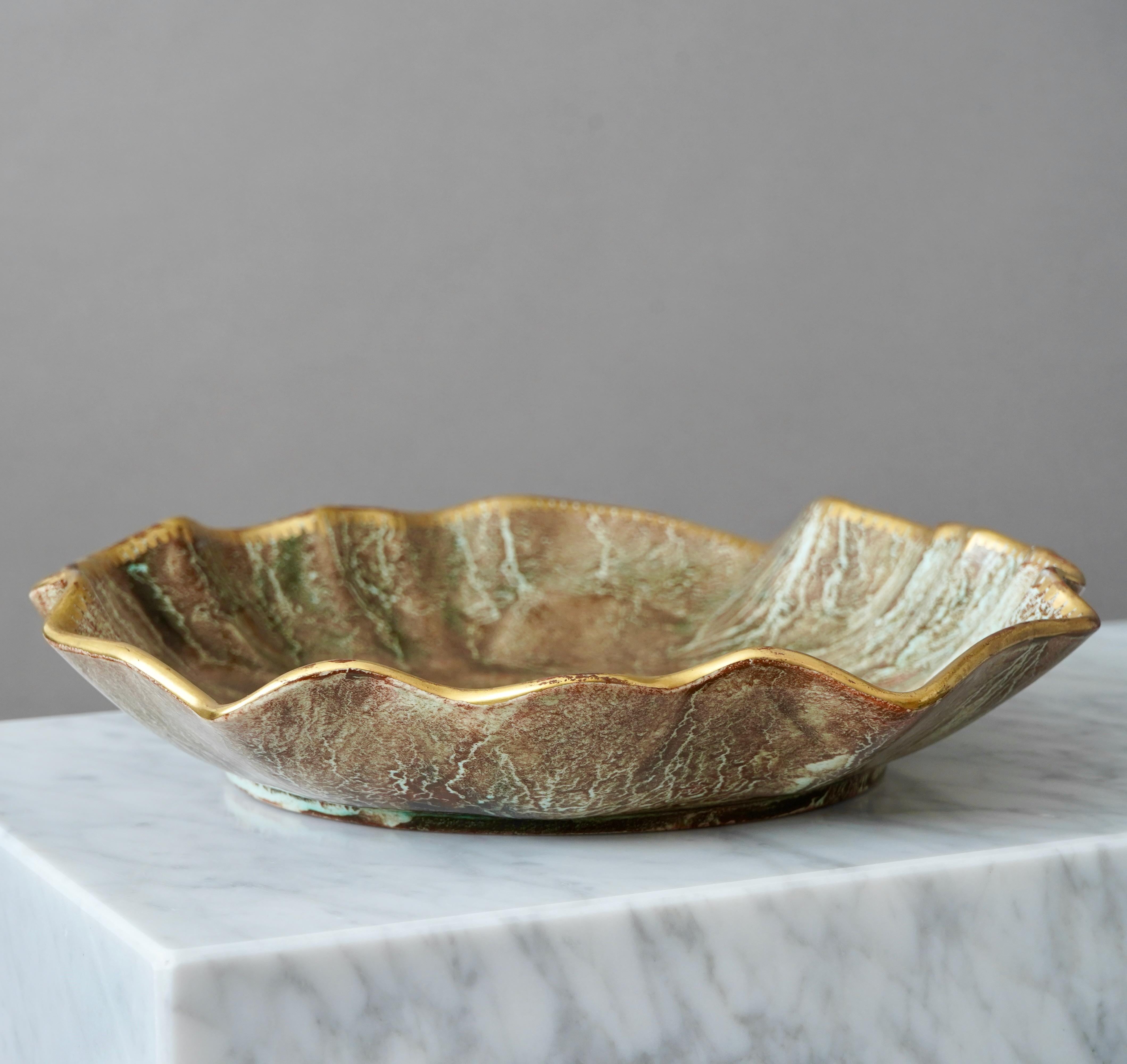 Smaltato Grande ciotola Art Deco a lustro, Josef Ekberg, Gustavsberg, Svezia, 1930. Oro marrone in vendita