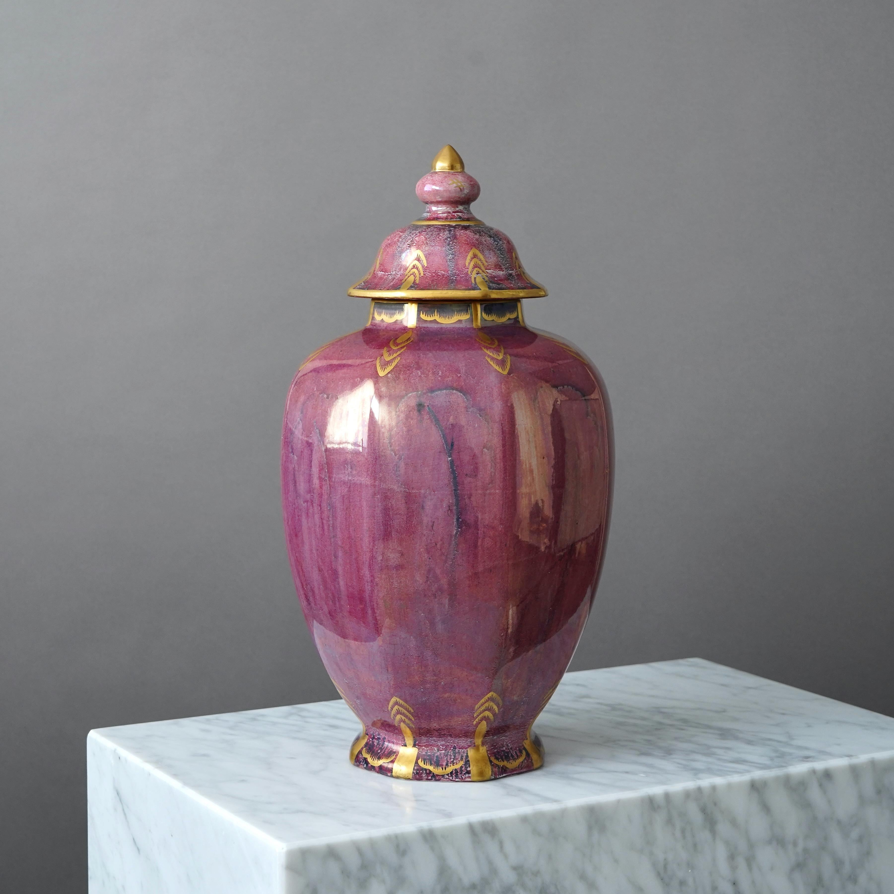 Una grande e rara urna con coperchio con un'incredibile smaltatura a lustro e dettagli dorati dipinti a mano. Grazia scandinava / Art Deco.
Realizzato da Josef Ekberg a Gustavsberg, Svezia, 1930.

Ottime condizioni. 
Firmato 