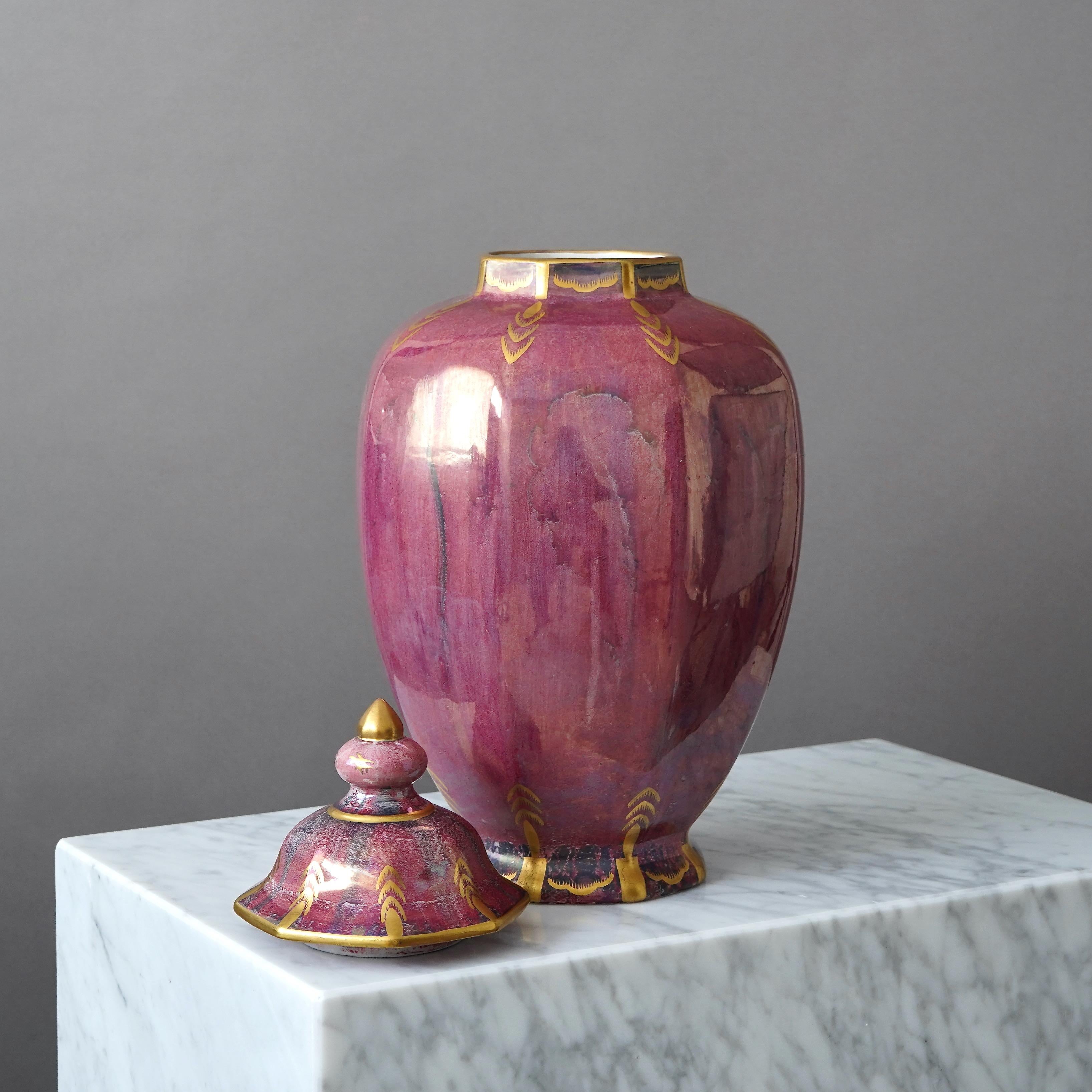 Svedese Grande urna con coperchio in lustro Art Déco di Josef Ekberg per Gustavsberg, Svezia, 1930 in vendita