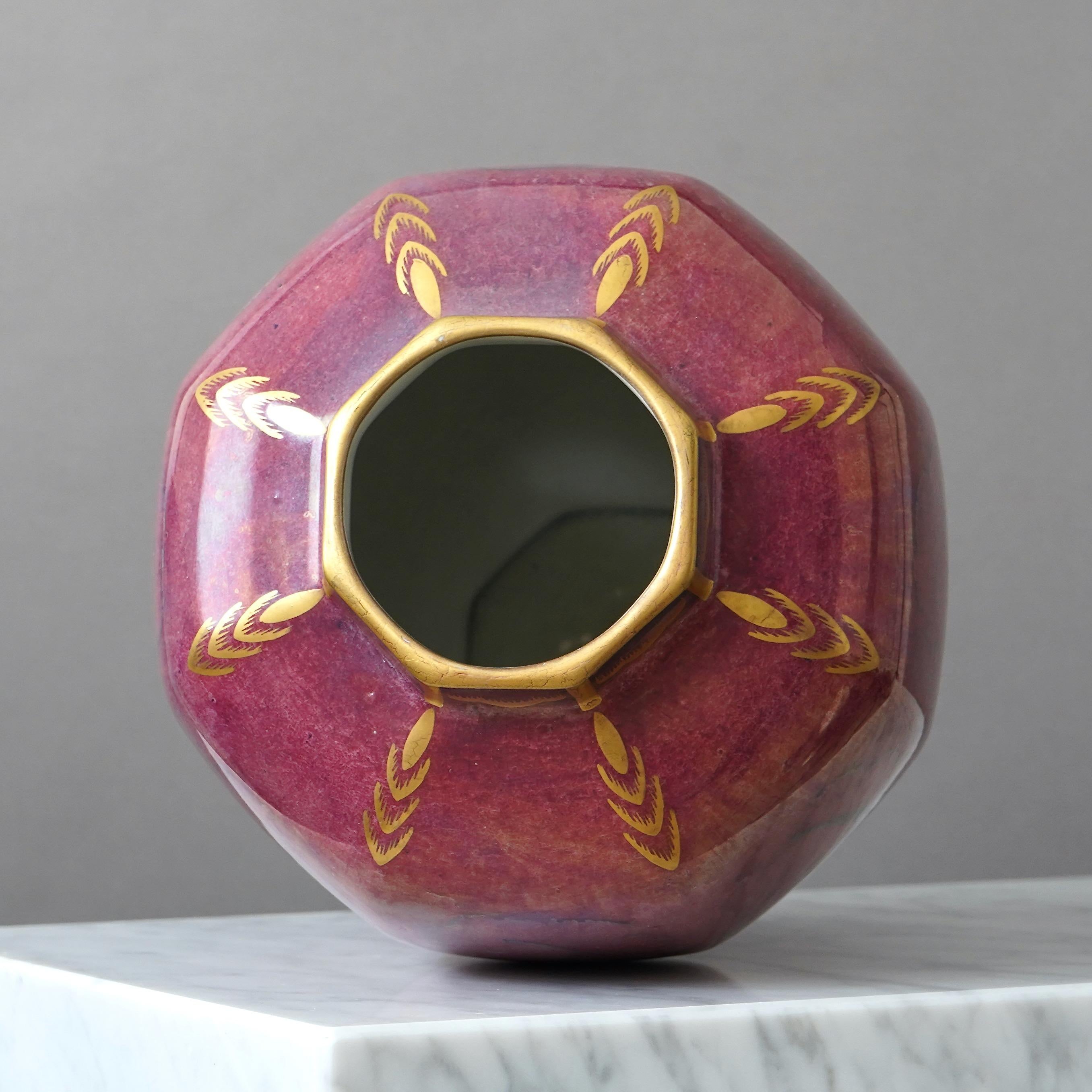 Smaltato Grande urna con coperchio in lustro Art Déco di Josef Ekberg per Gustavsberg, Svezia, 1930 in vendita