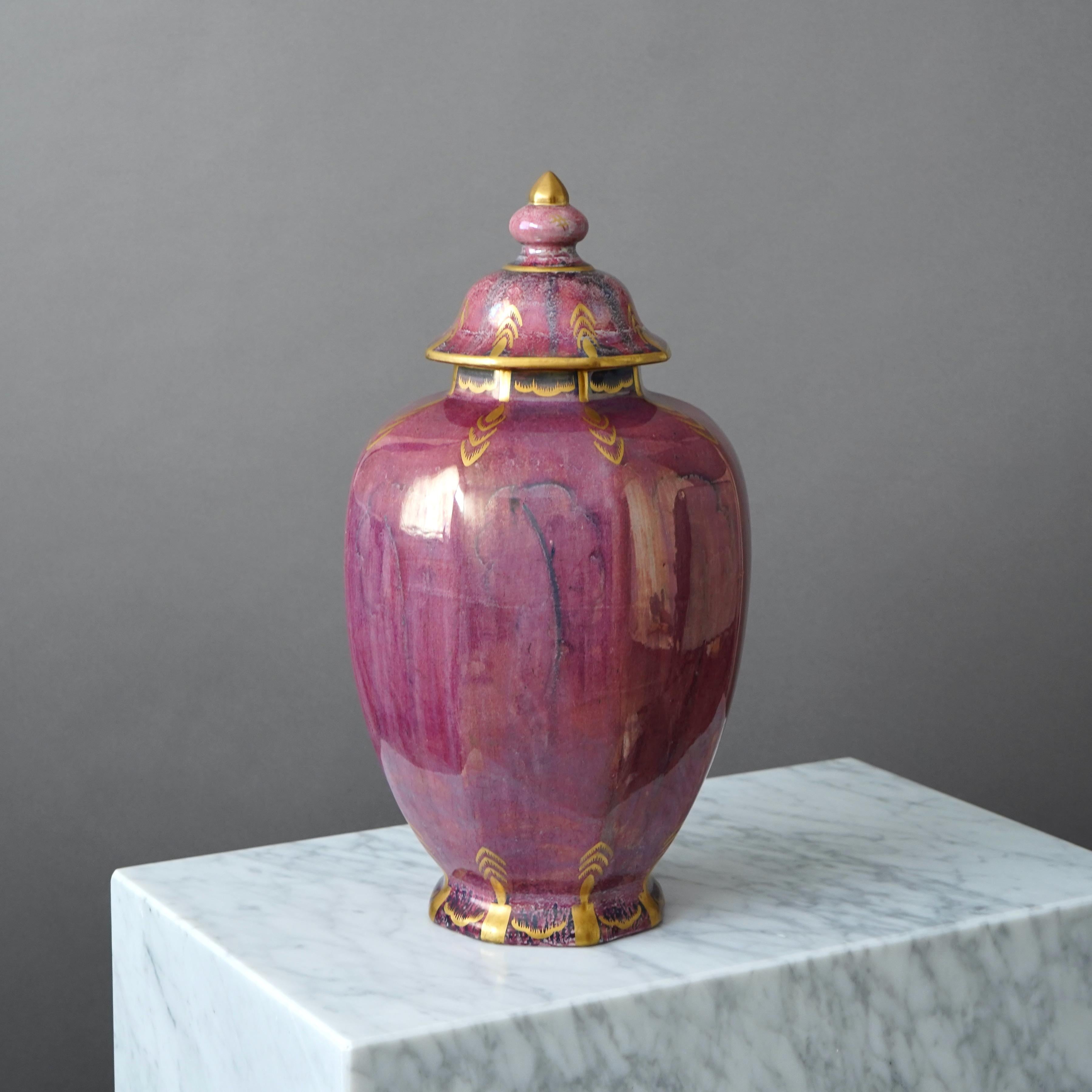 Grande urna con coperchio in lustro Art Déco di Josef Ekberg per Gustavsberg, Svezia, 1930 In condizioni buone in vendita a Malmö, SE