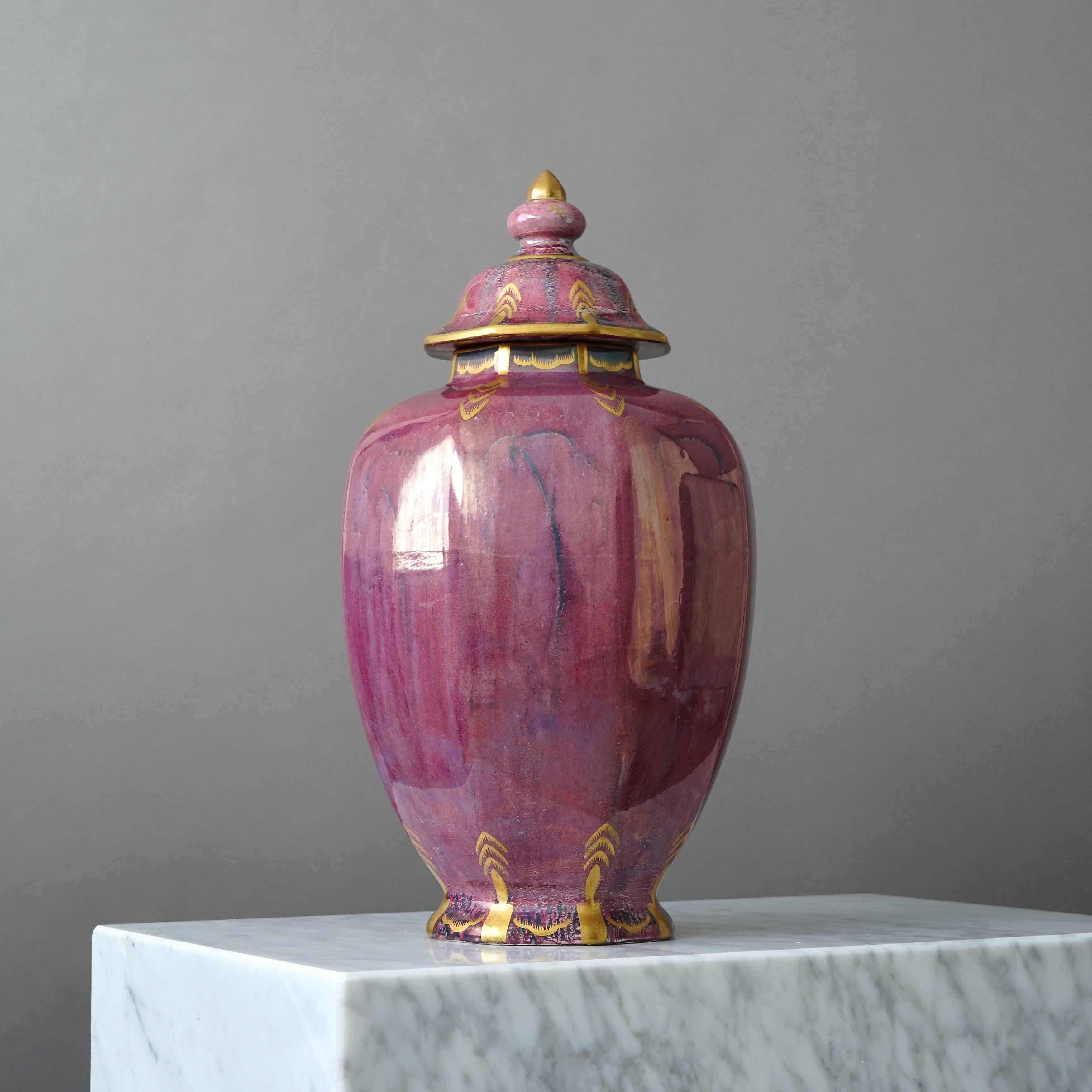 Metà XX secolo Grande urna con coperchio in lustro Art Déco di Josef Ekberg per Gustavsberg, Svezia, 1930 in vendita