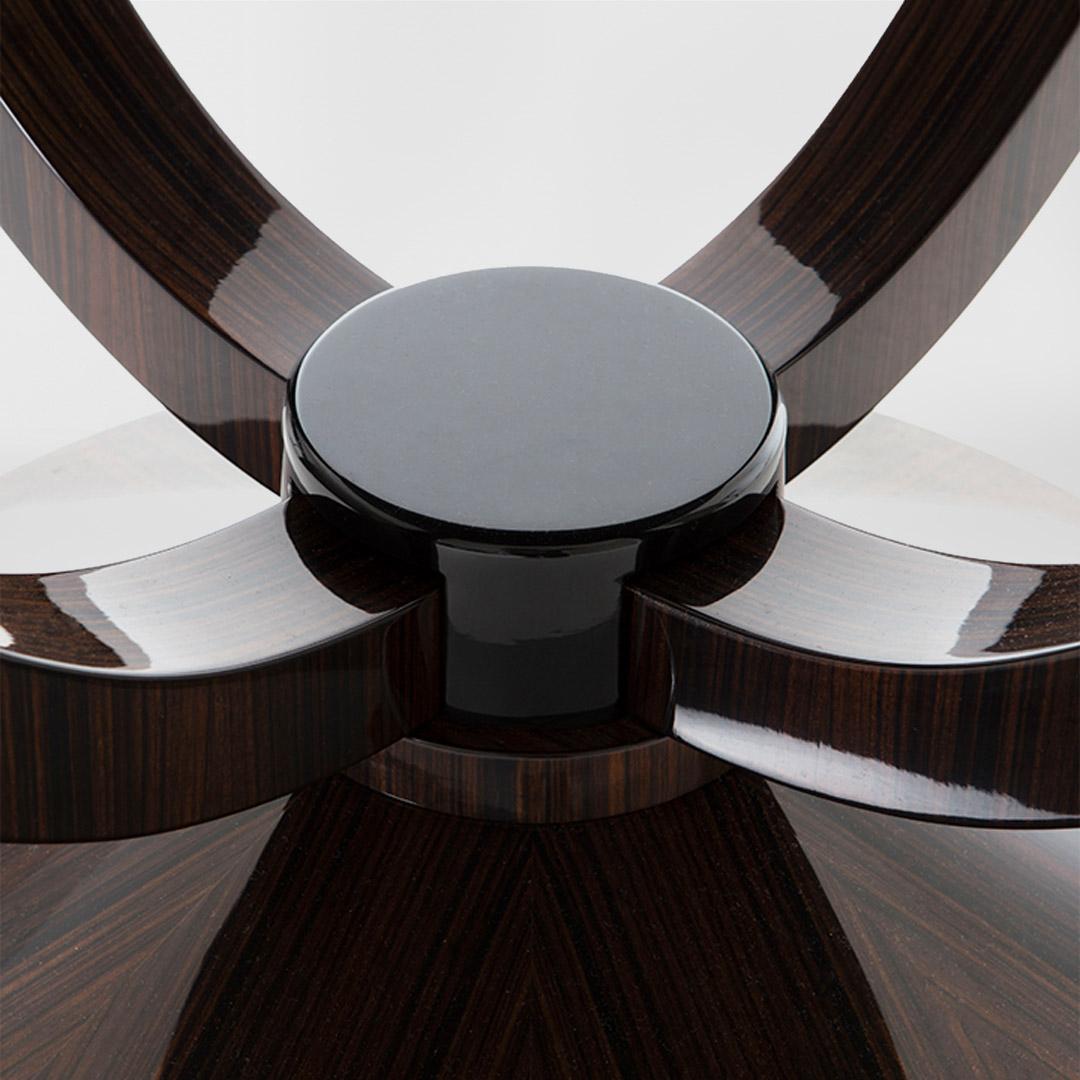 La Hester est la table parfaite pour toute pièce cherchant à transmettre un luxe doux et épuré avec des courbes douces et une finition lustrée.

Le plateau circulaire, qui repose fièrement sur quatre pieds joliment arqués se rejoignant en une base