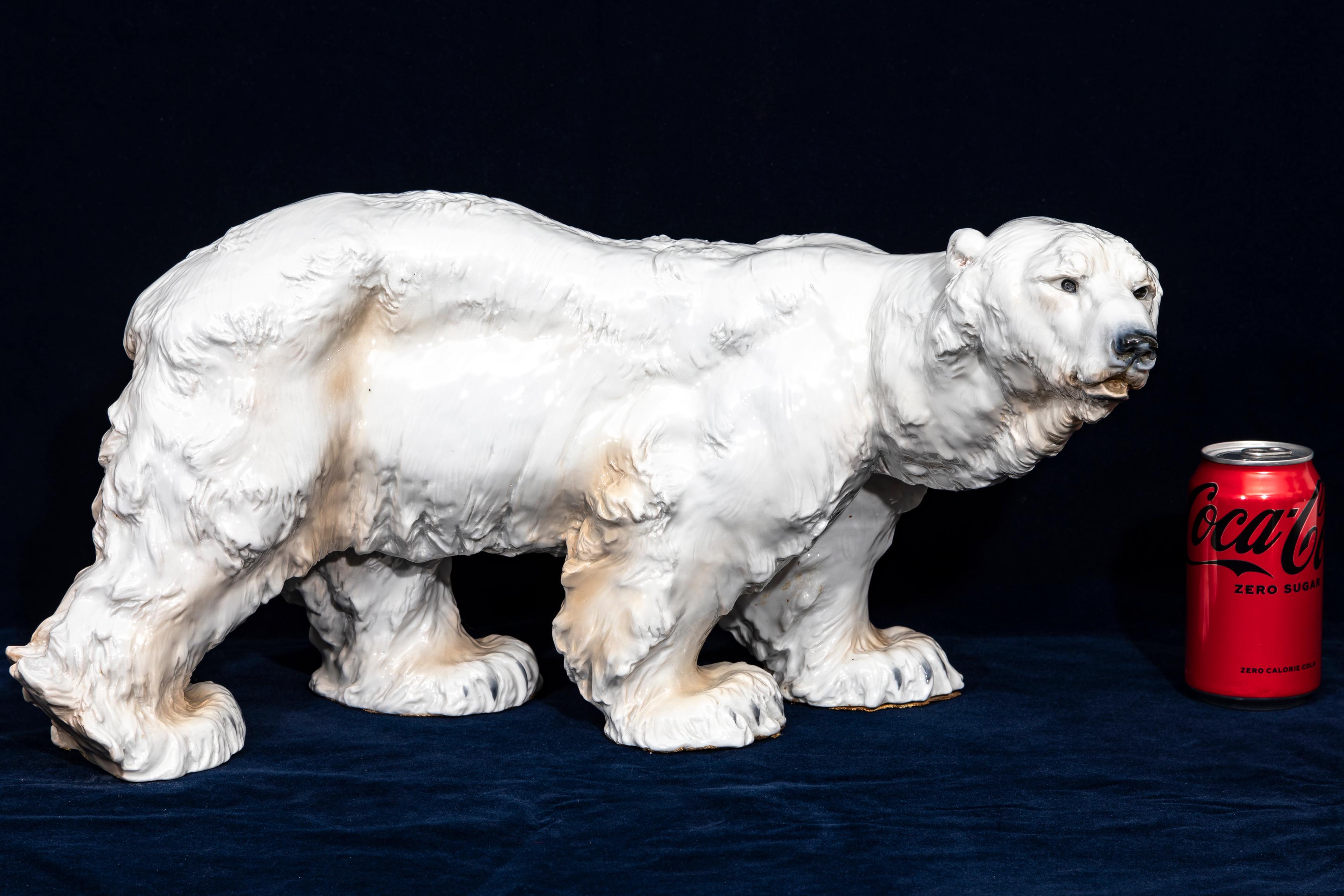 Magnifique et très grande sculpture en porcelaine de Meissen Art déco d'un ours polaire par Otto Jarl, magnifiquement sculptée, gravée et peinte à la main sous la glaçure. Jarl, Otto (1856-1915), sculpteur austro-suédois, étudie à Stockholm et à