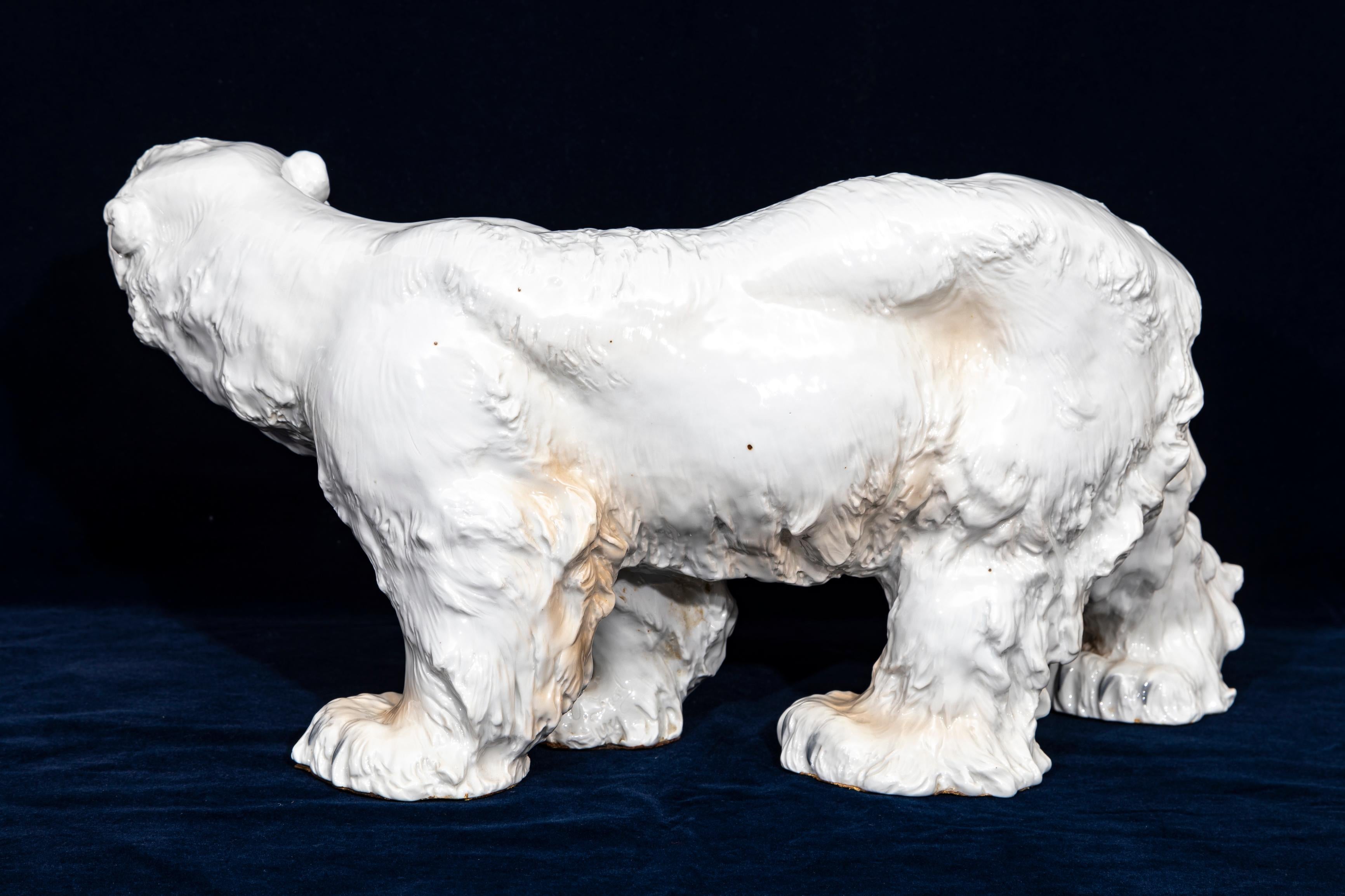 Autre Grande sculpture en porcelaine de Meissen Porcelain d'Otto Jarl représentant un ours blanc. en vente