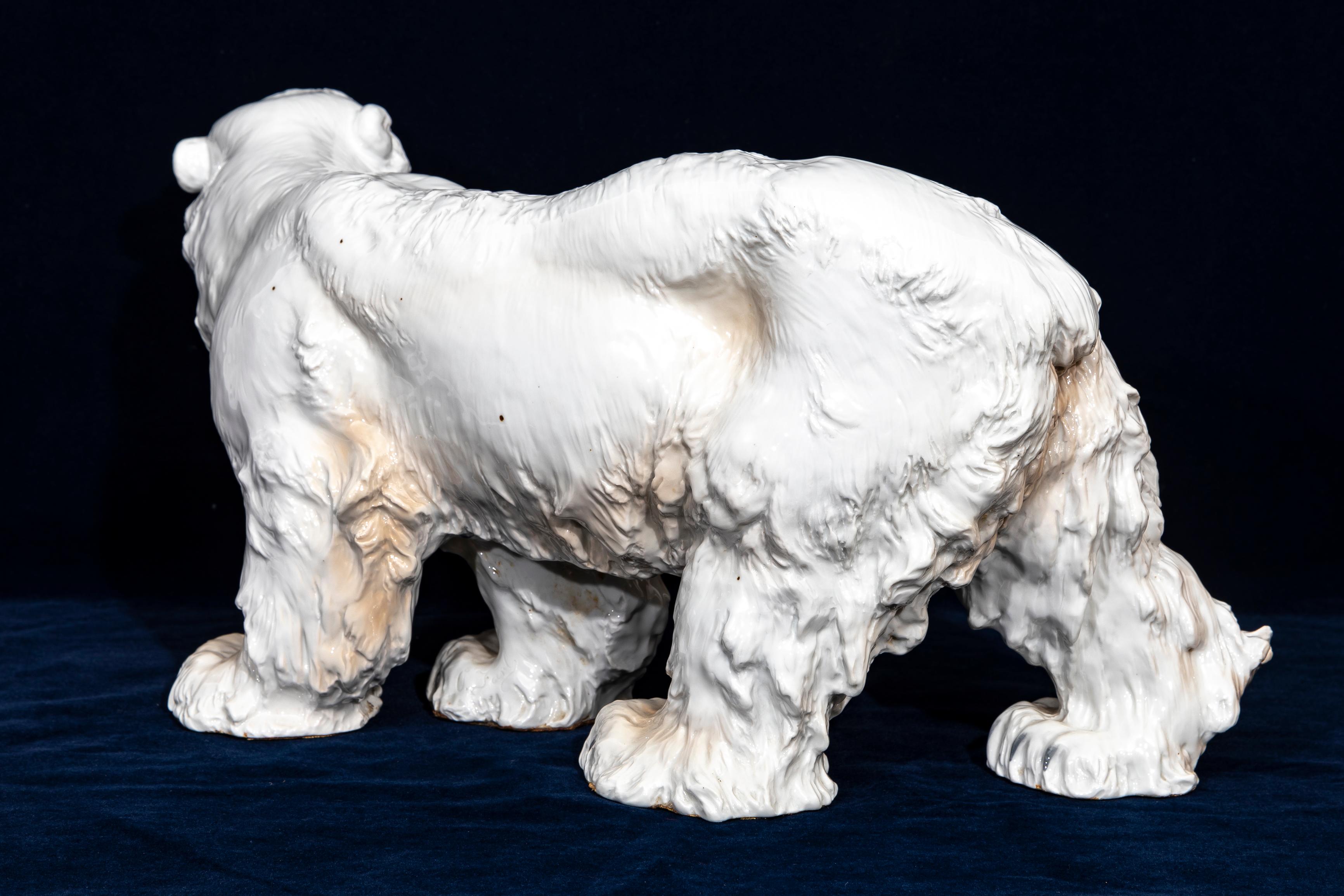 Allemand Grande sculpture en porcelaine de Meissen Porcelain d'Otto Jarl représentant un ours blanc. en vente