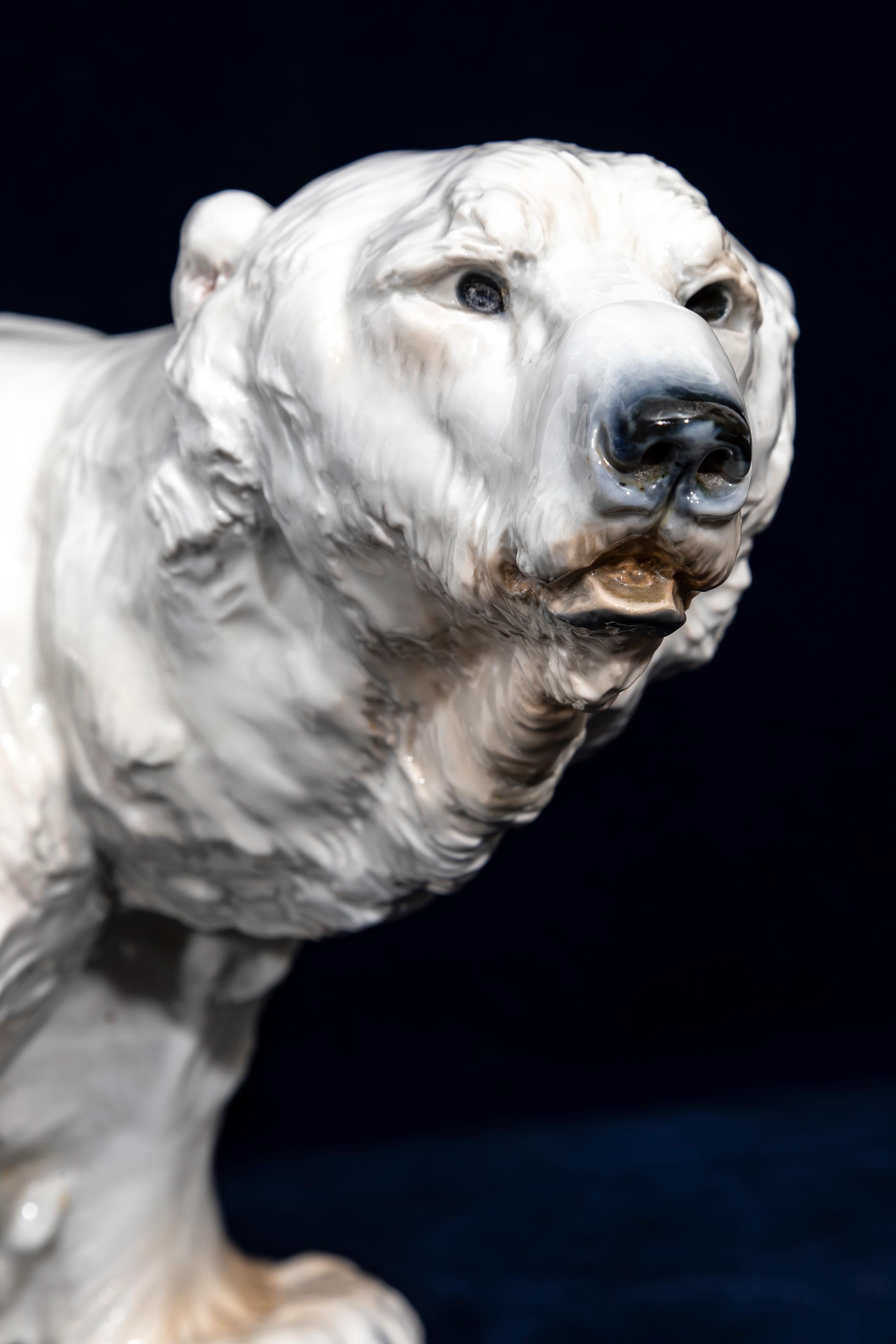 Peint à la main Grande sculpture en porcelaine de Meissen Porcelain d'Otto Jarl représentant un ours blanc. en vente