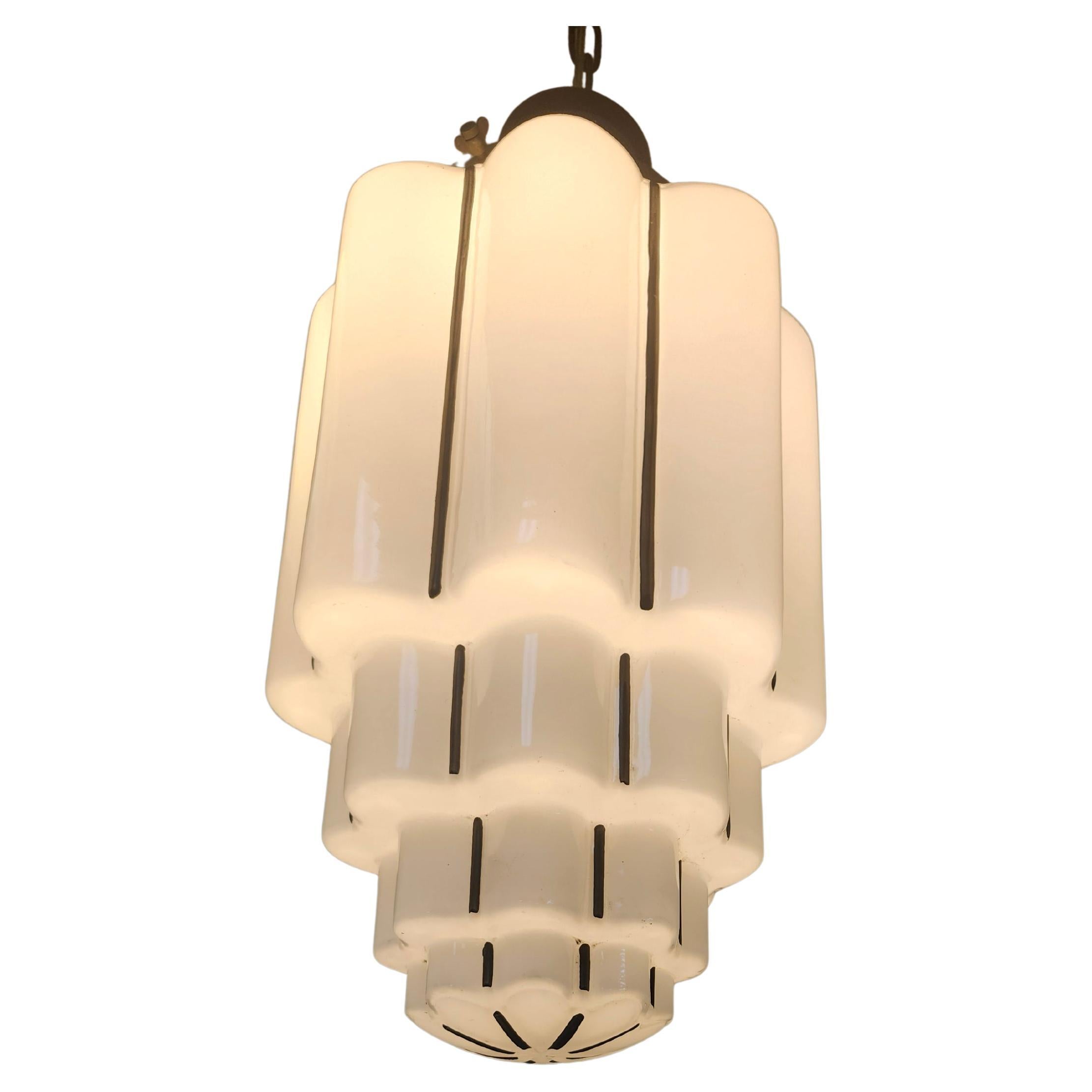 Grande lampada a sospensione Art Deco in vetro lattimo a forma di grattacielo del 1930, ricablata